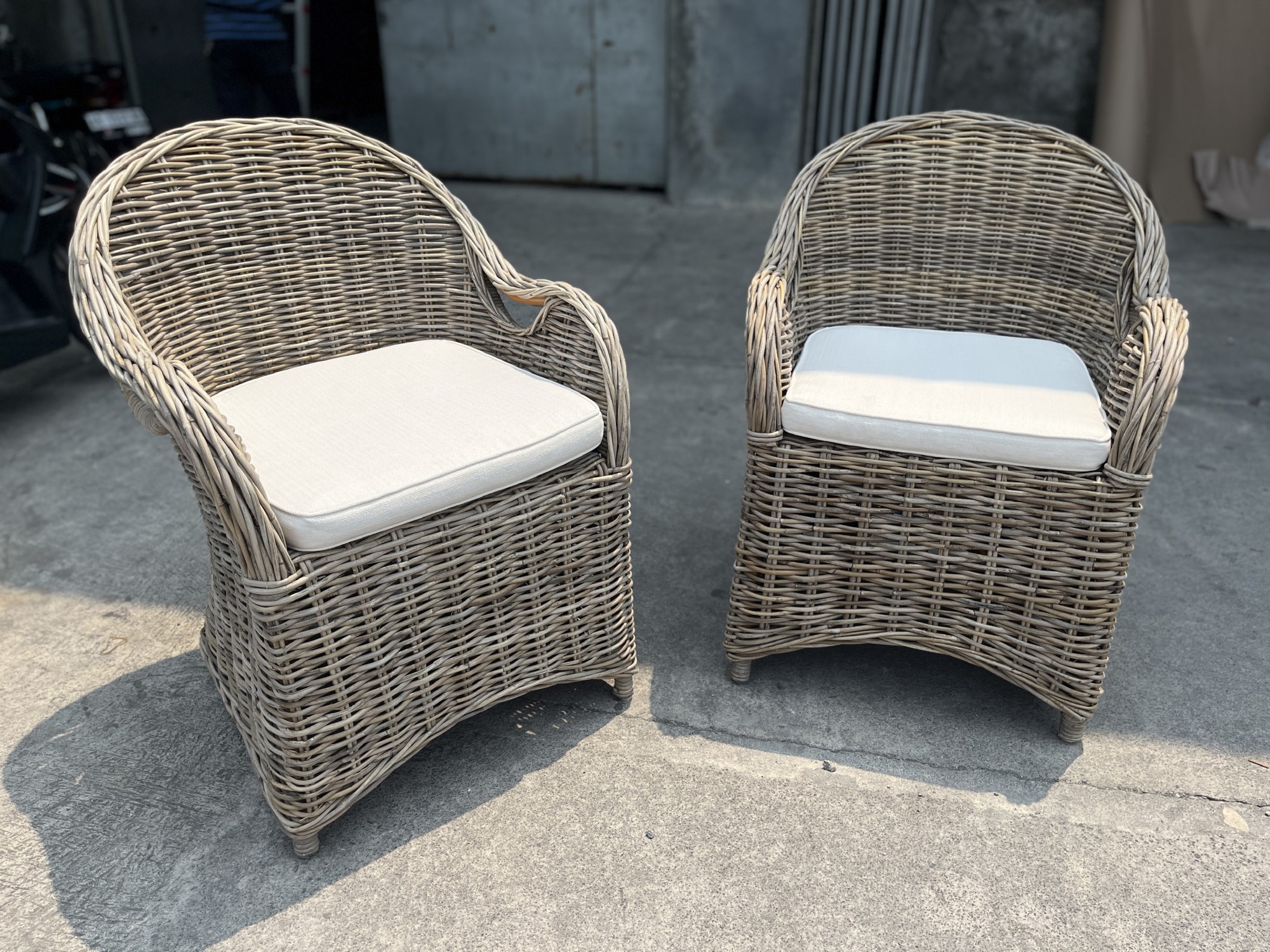 Rattan-Armsessel 'Roenen', mit weißem Kissen, H 88 cm, B 56 cm, L 64 cm von fischer's lagerhaus