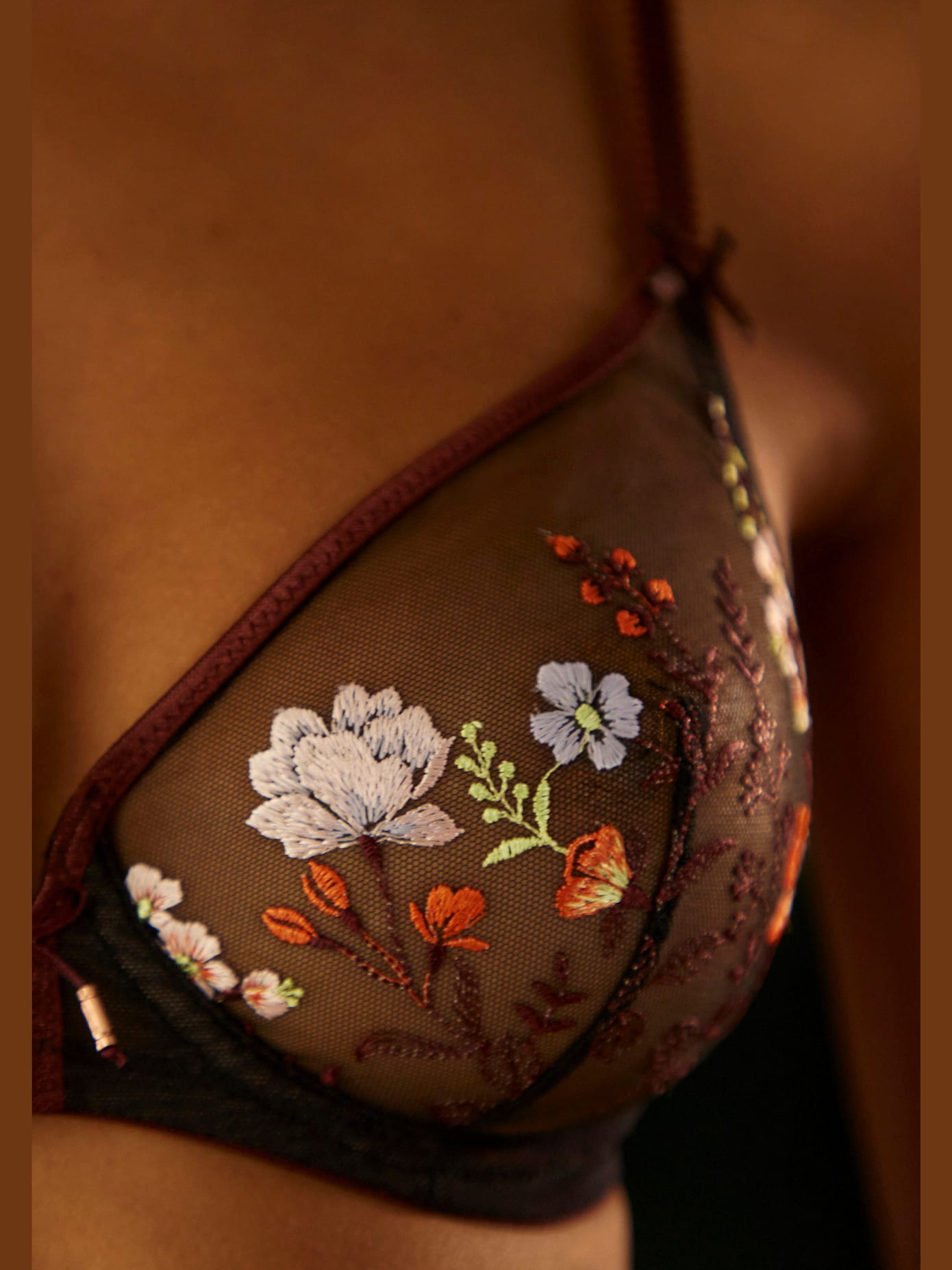 Soutien-gorge à armatures, jolies fleurs en dentelle brodée et nœuds décoratifs