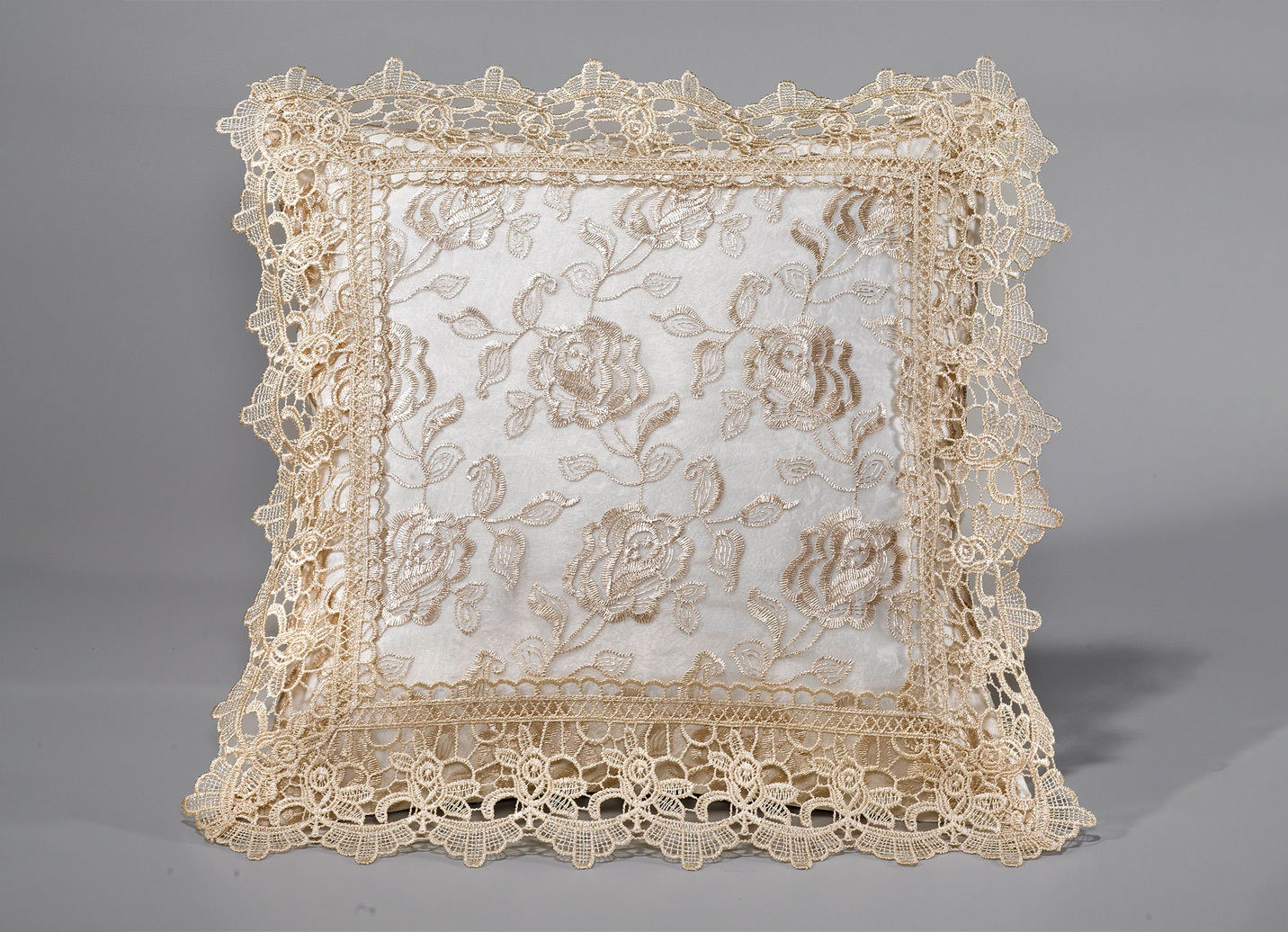 Tisch- und Raumdekoration mit Macramé-Spitzenbordüre