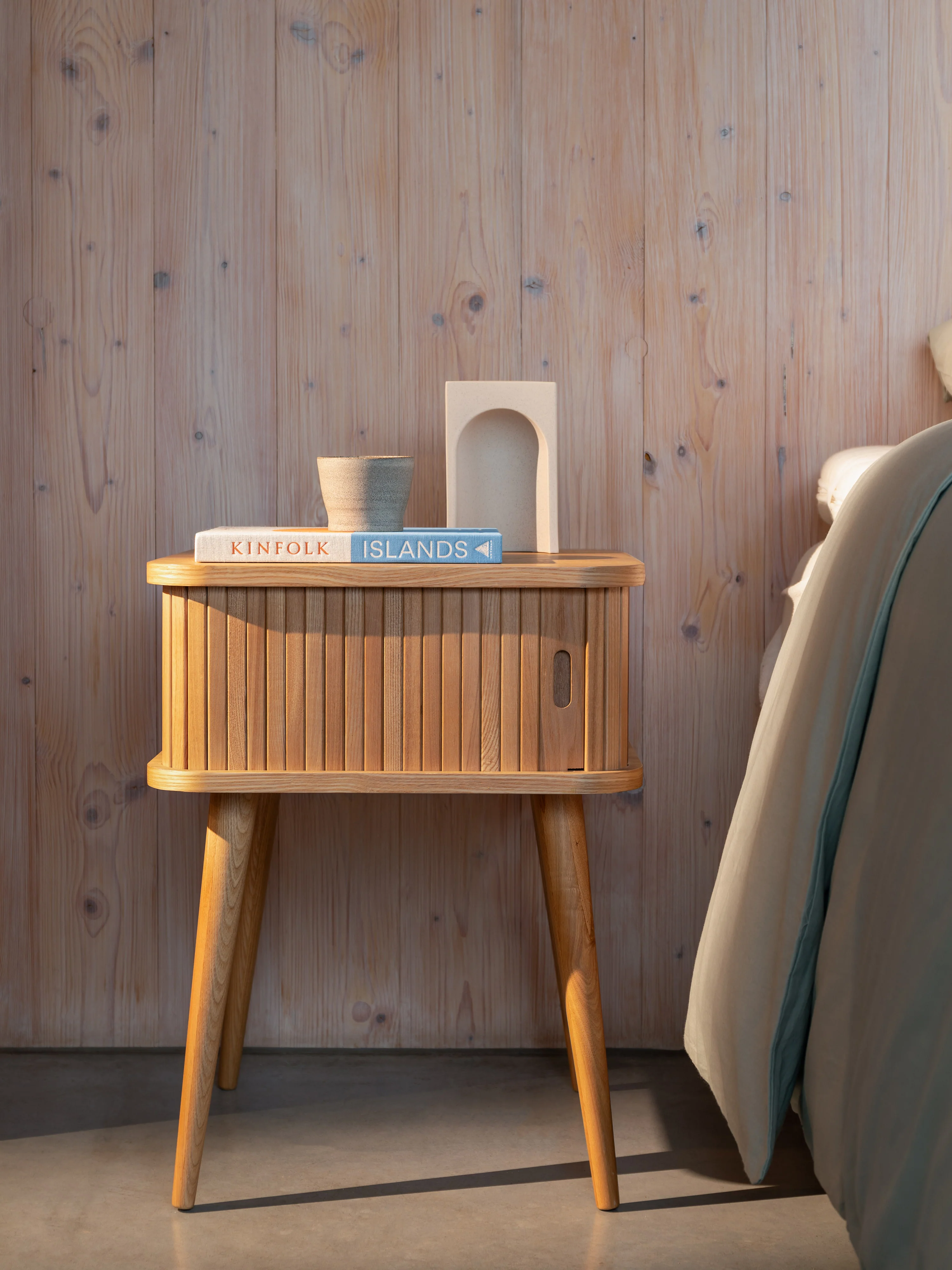 Houten nachtkastje Barbier met roldeur en gecanneleerde voorkant