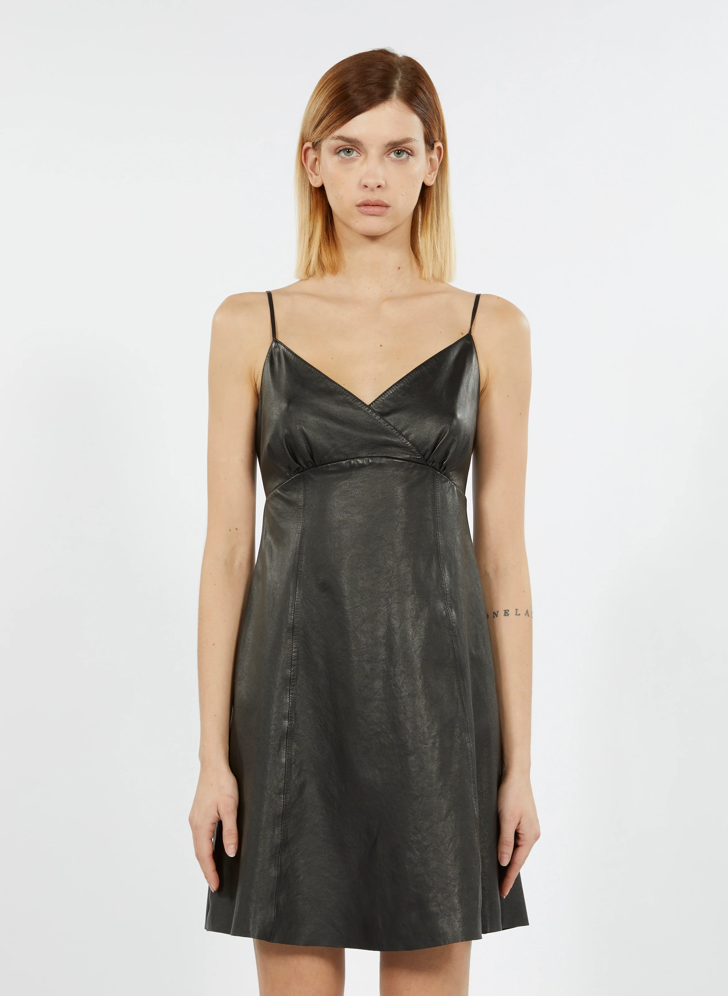 Robe courte à bretelles en cuir| Noir