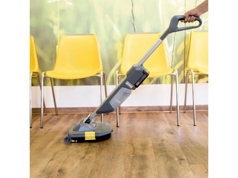Kärcher Professional Akku-Scheuersaugmaschine BR 30/1 C Bp, Kompakte Akku-Scheuersaugmaschine für die hygienische Unterhaltsreinigung und Bodendesinfektion auf kleinen Flächen