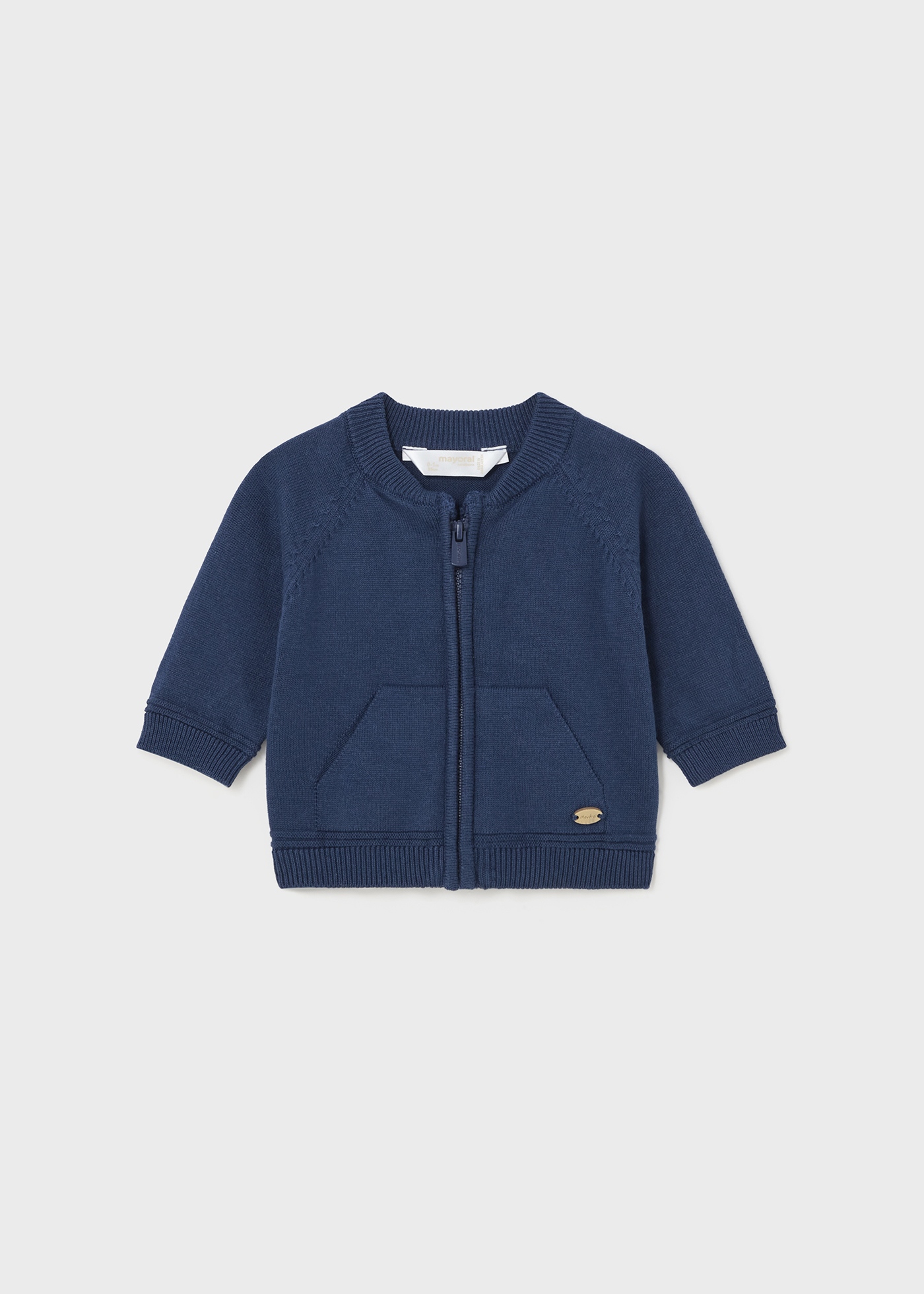 Casaquinho Better Cotton Newborn em mistura de linho e algodão com fecho de correr.