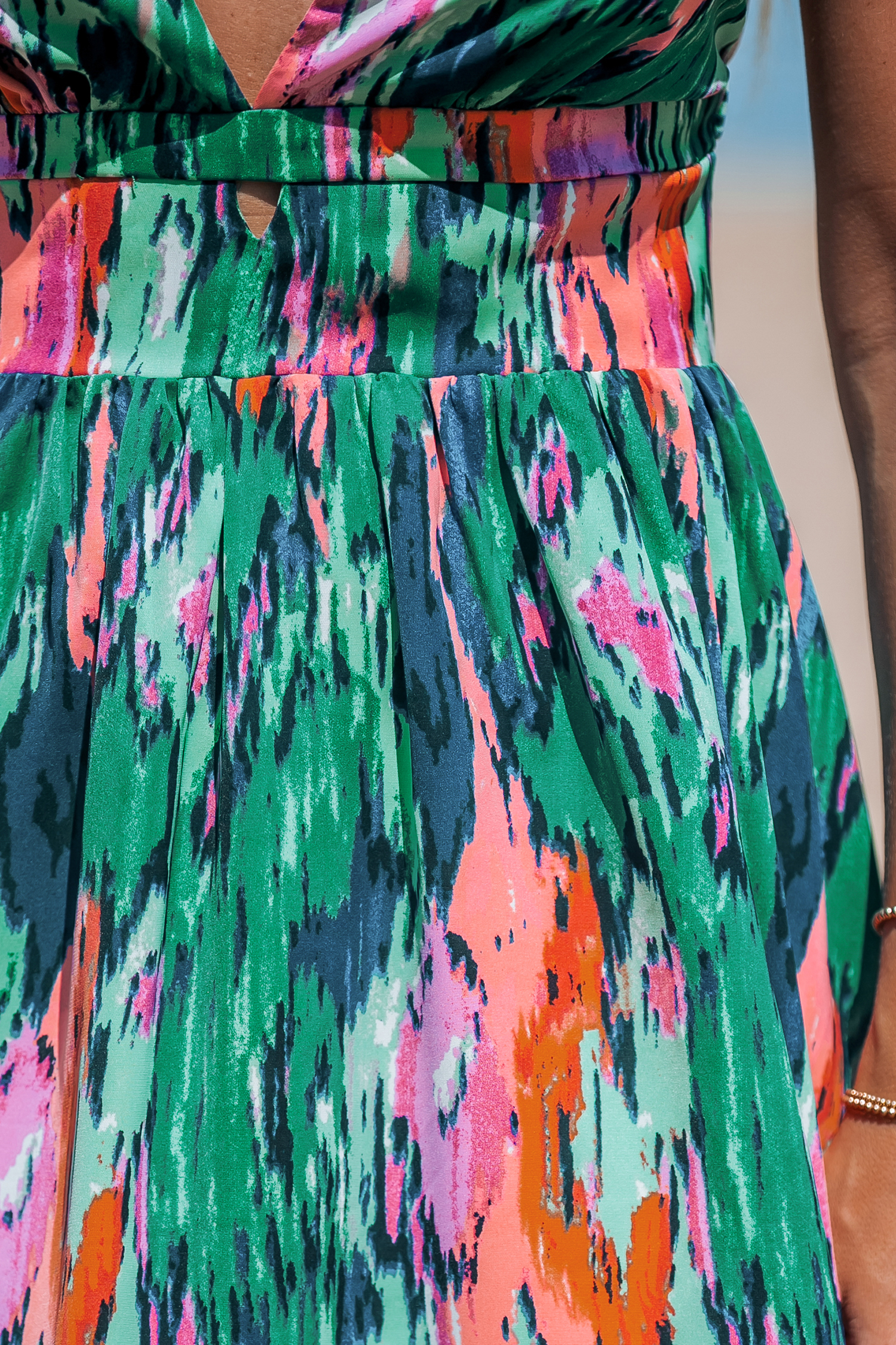 Robe midi avec col plongeant sans manches à trou de serrure