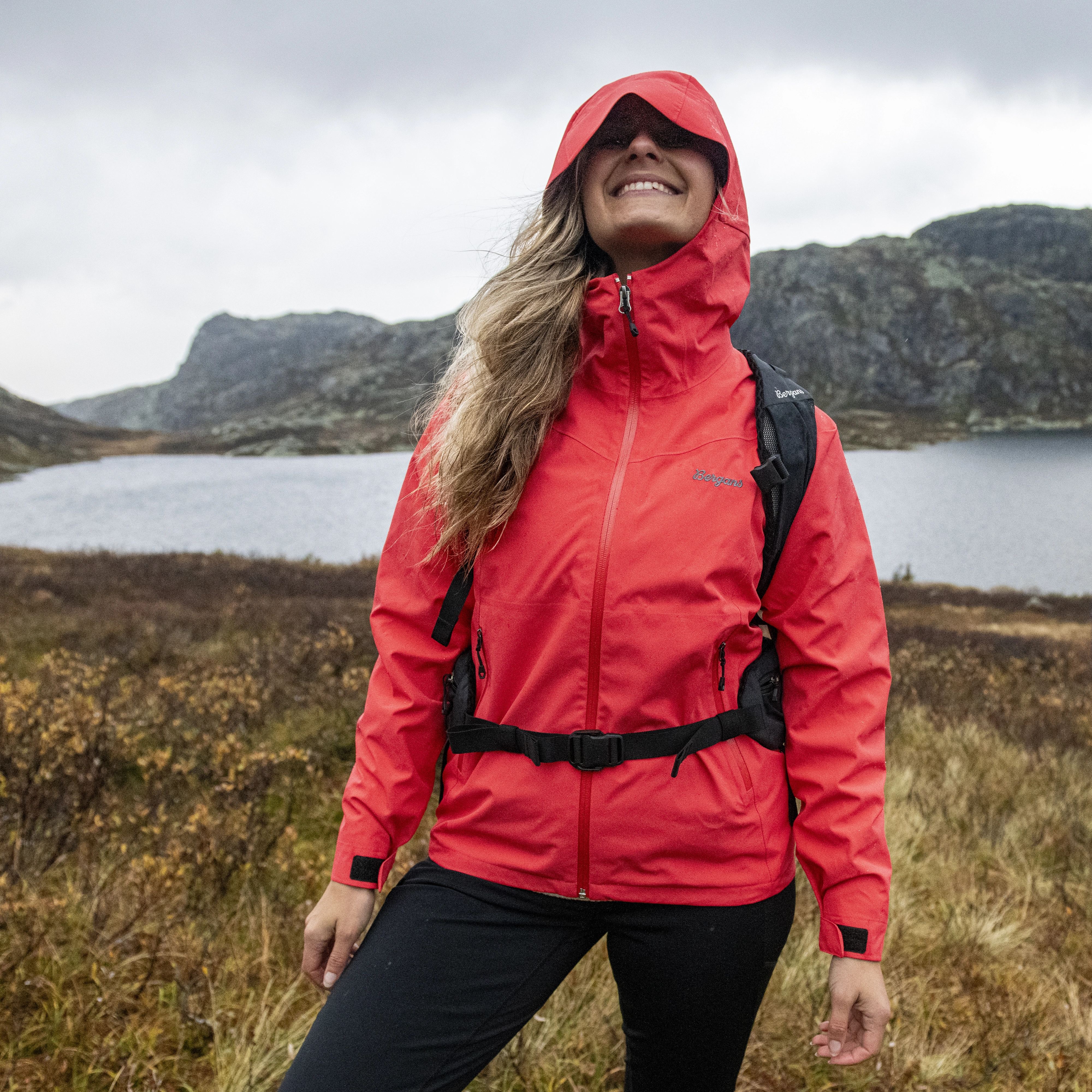 Essentials 2.5L Shell Jacket Women Peachy Red