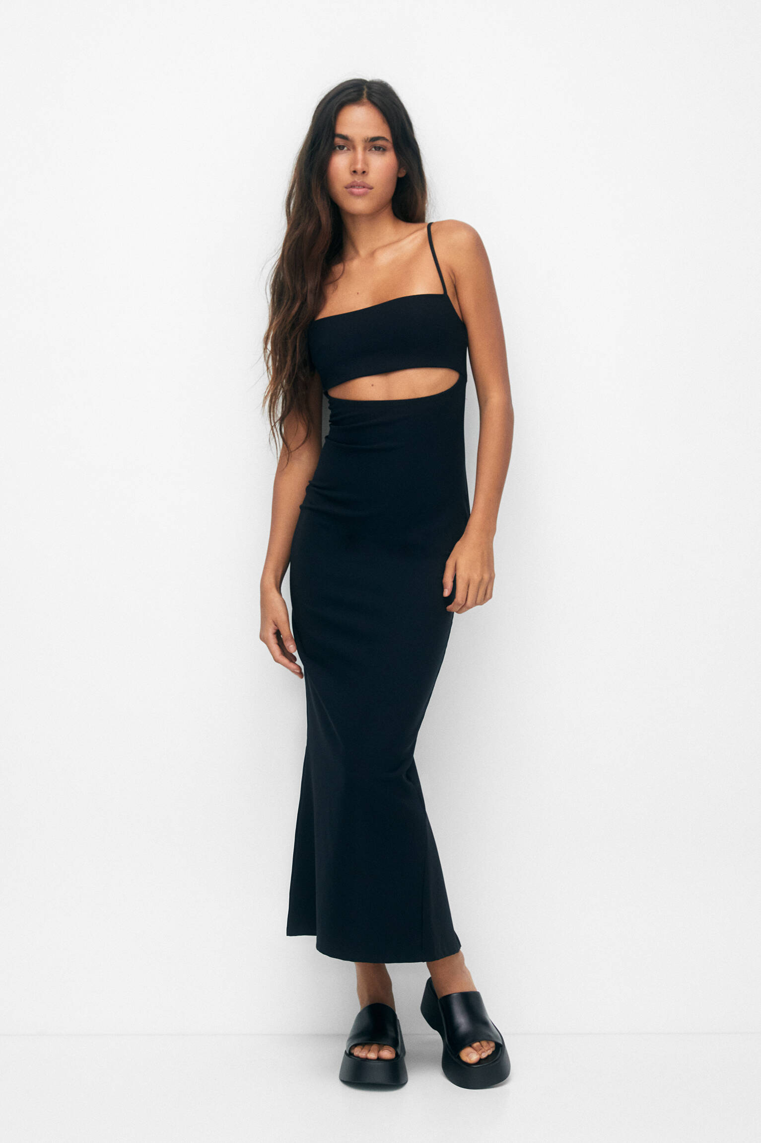 VESTIDO COM RECORTES E ALÇAS FINAS - PRETO
