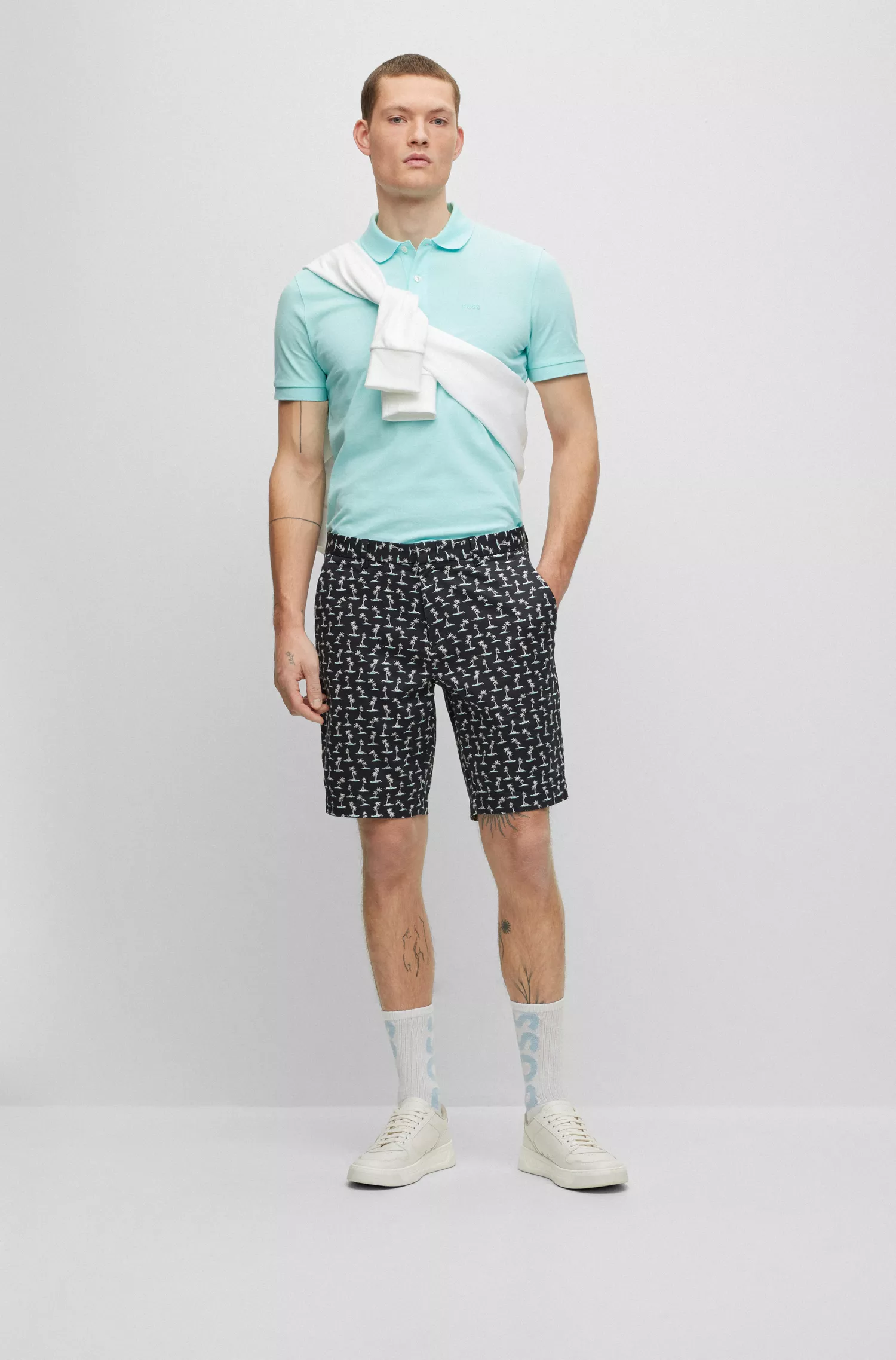 Shorts BOSS pretos de corte justo em cetim de algodão elástico com estampa da estação.