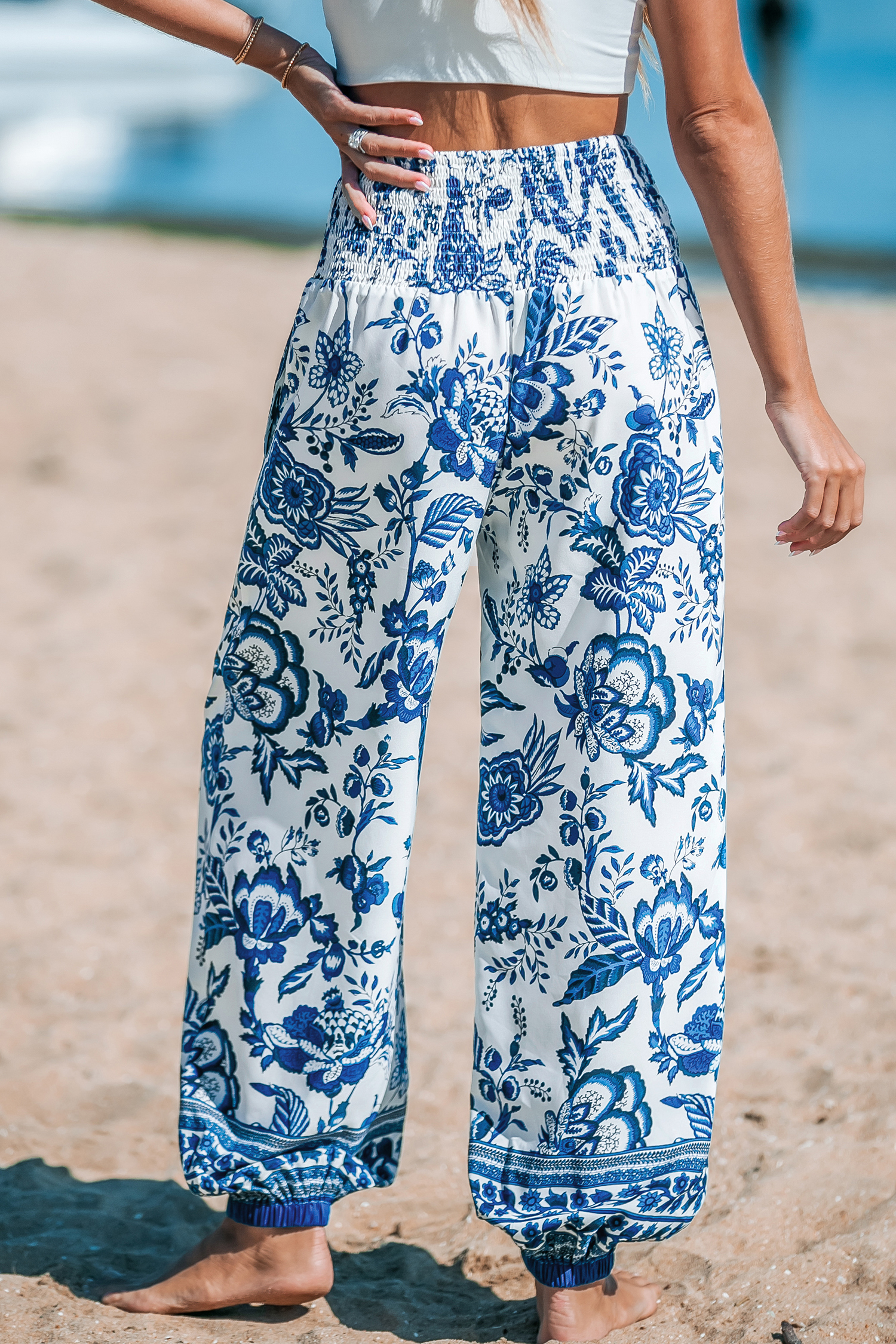 Pantalon à jambes trapèze avec taille à smocks bleu et blanc