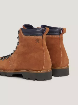 Botas de camurça com cadarço e travas