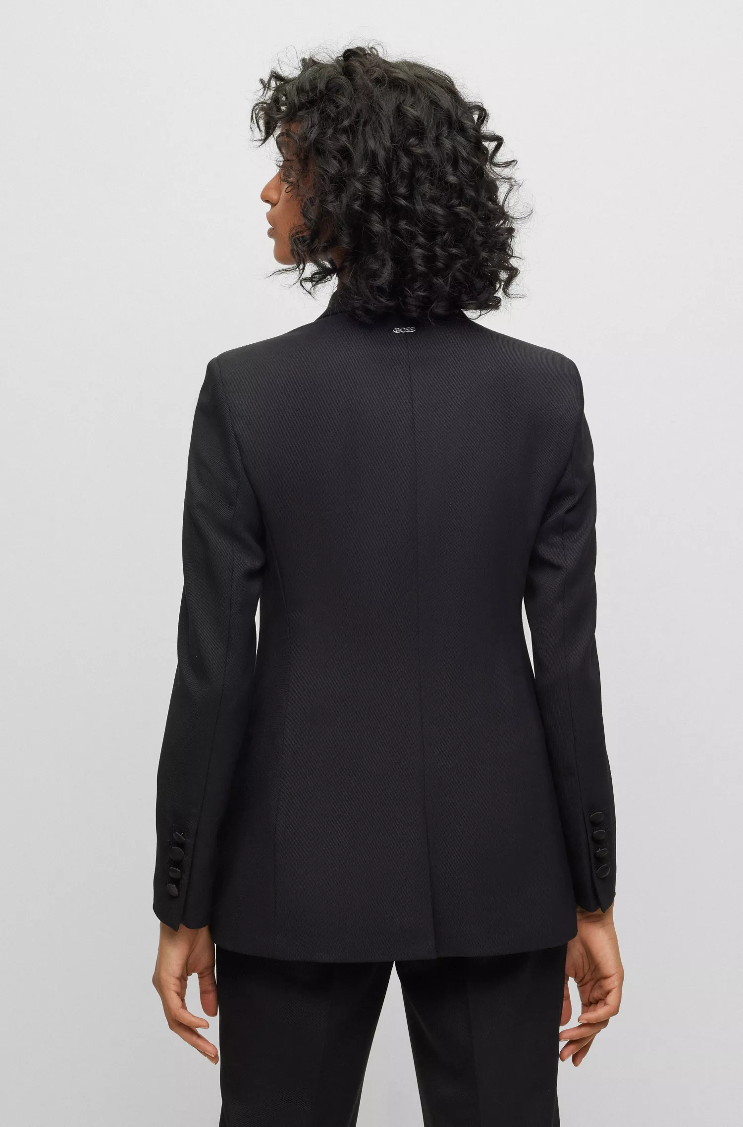 Blazer de smoking BOSS preto, corte slim, em sarja de lã mista.