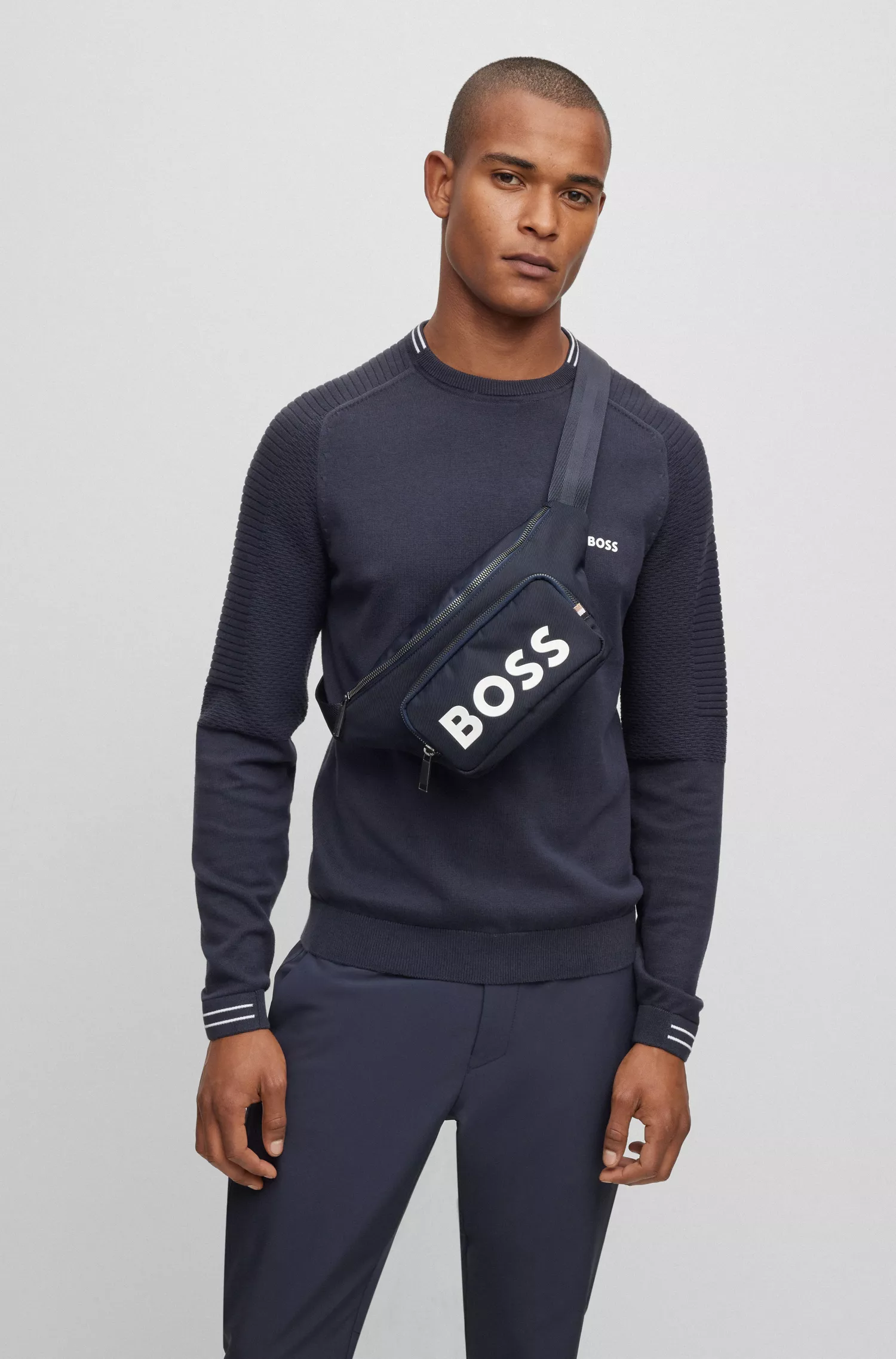 Bolsa de cintura BOSS em material estruturado preto com logotipo contrastante.