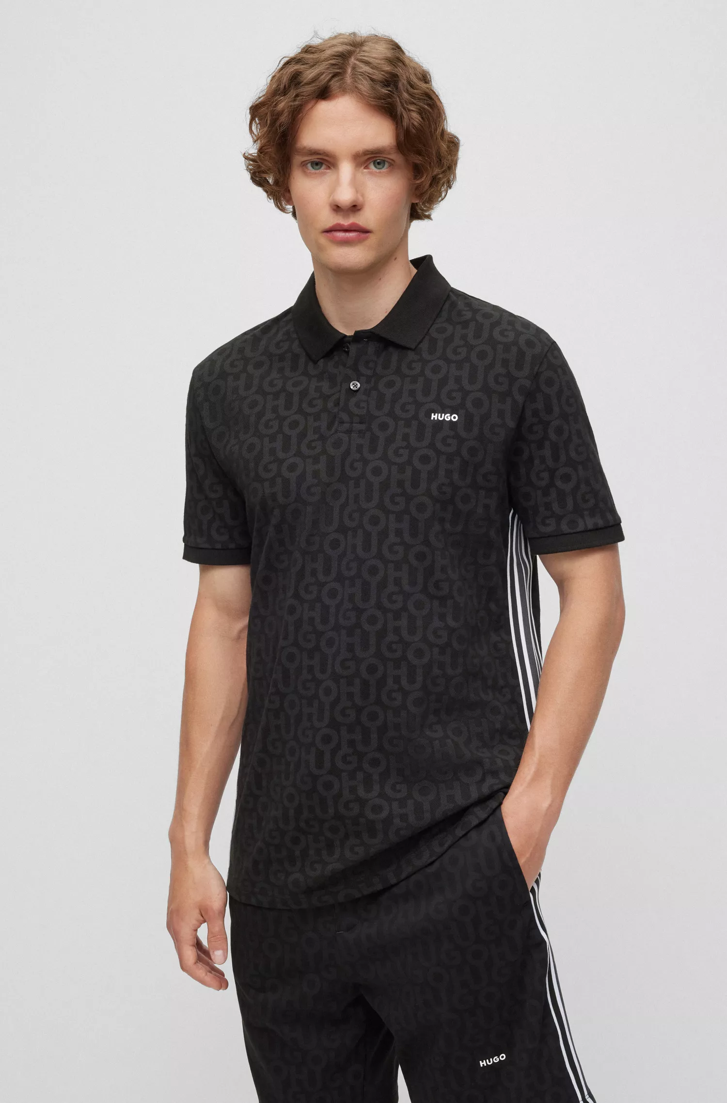 Camisa polo HUGO vermelha em piqué de algodão com estampa de monograma por toda a peça.