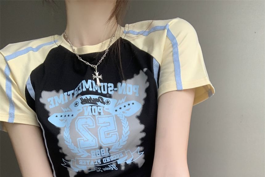 ANORA - Korte mouwen ronde hals raglan crop top met letters