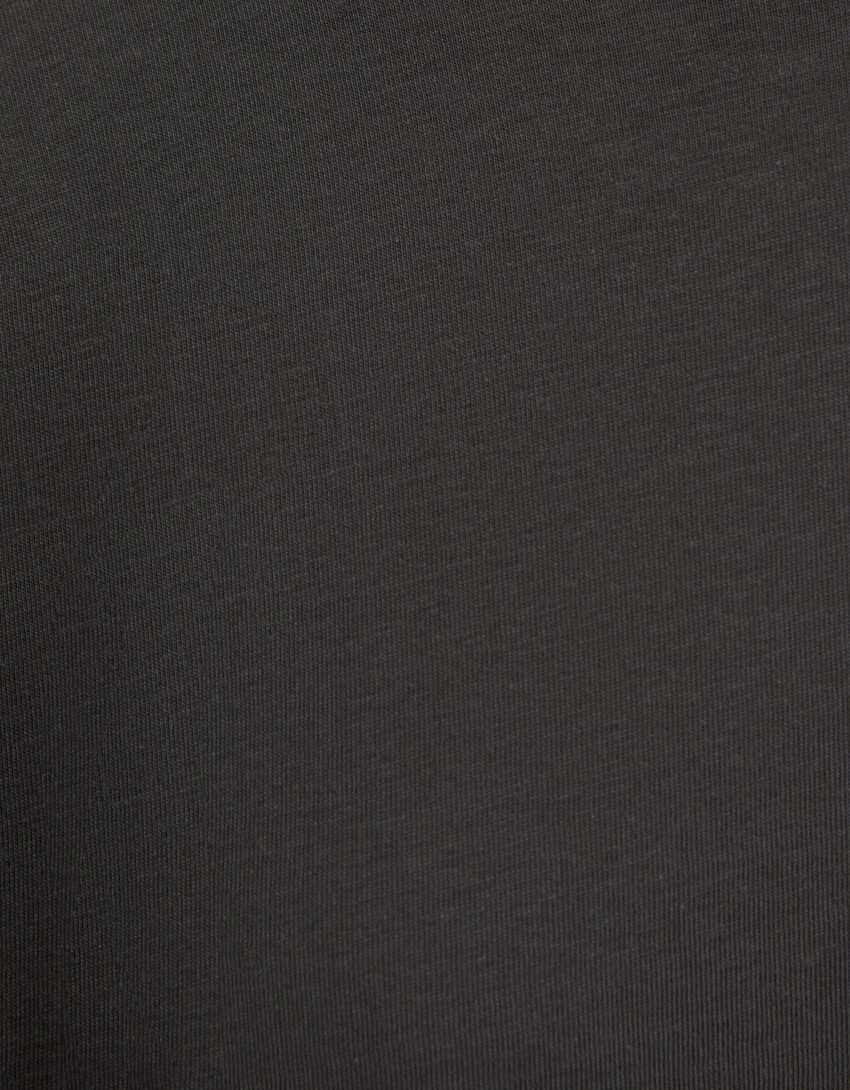 Camiseta oversized da moda com mangas curtas e estampa.