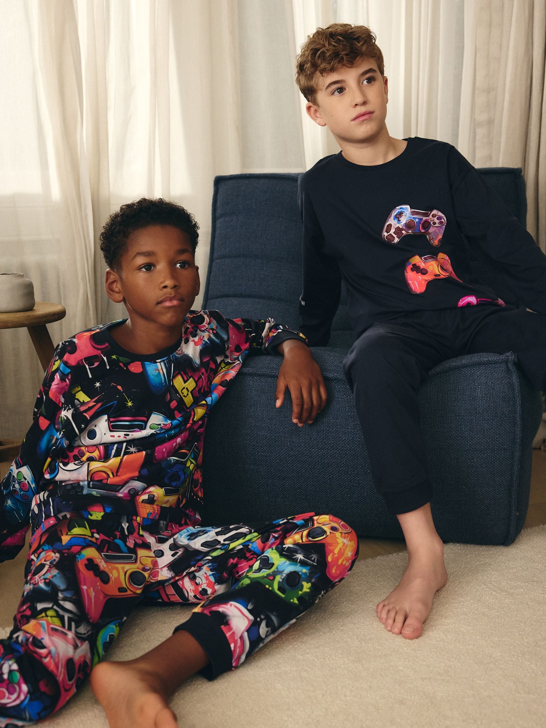 Zwart/roze met gamecontroller - Verpakking van 2 pyjama's met lange mouwen (3-16 jr)