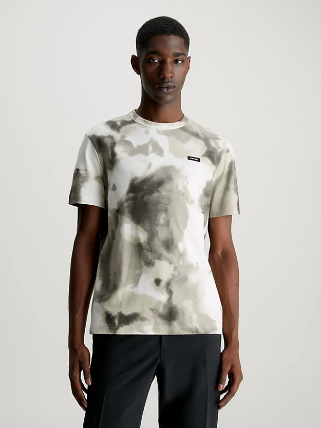 Camiseta com estampa camuflada