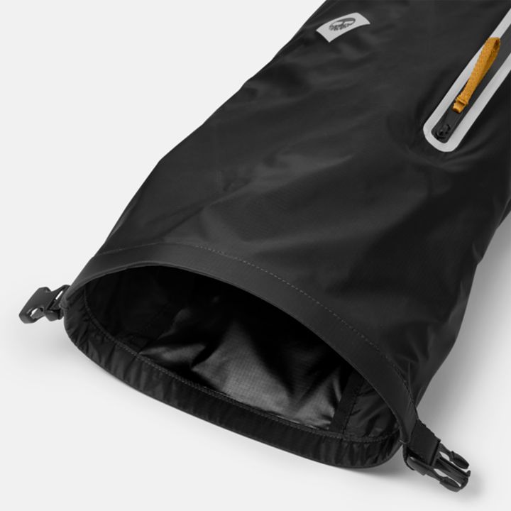 Mochila de viagem leve e unissex na cor preta.