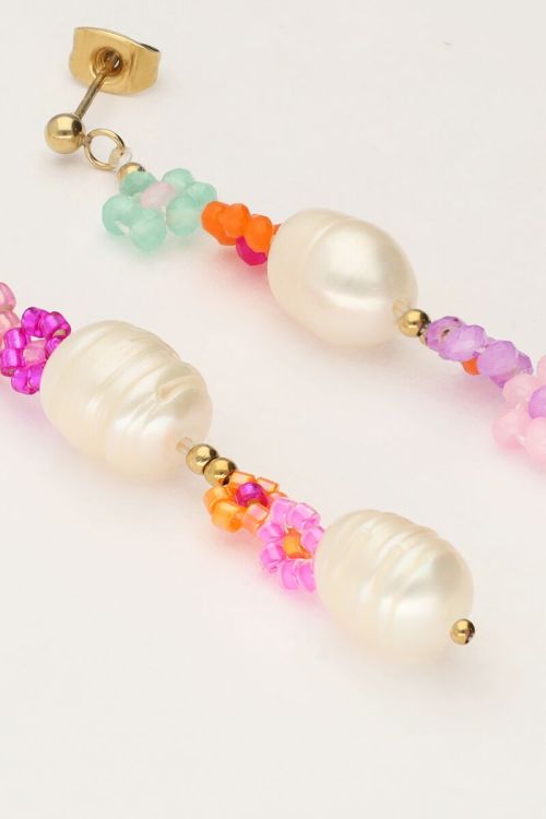 Oorhangers met parels en bloemen