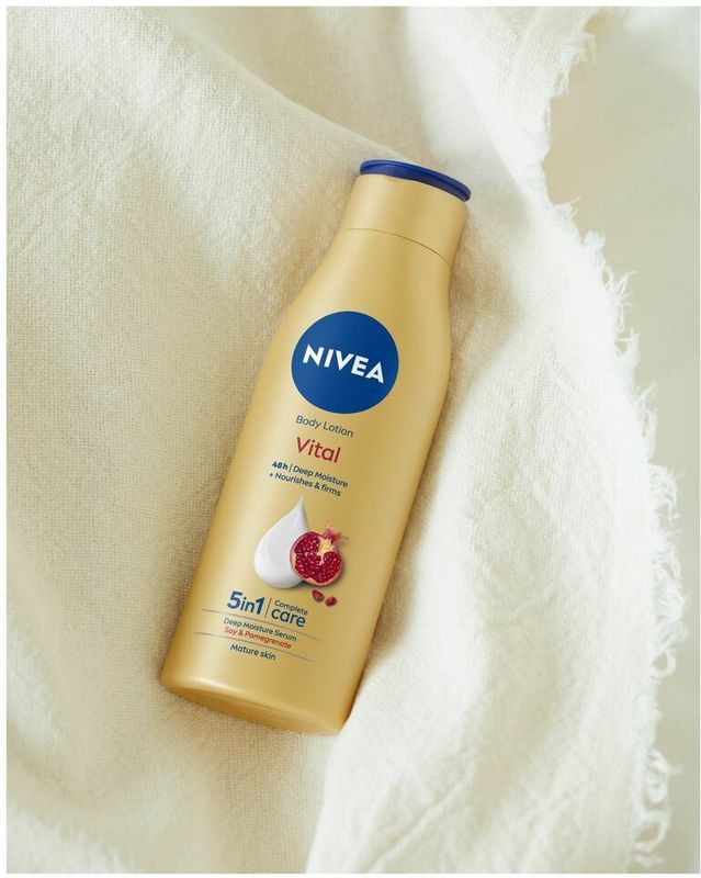 NIVEA Vital Bodylotion - Body Care - 72 uur lange hydratatie - Lotion Met granaatappelextract - 250 ml