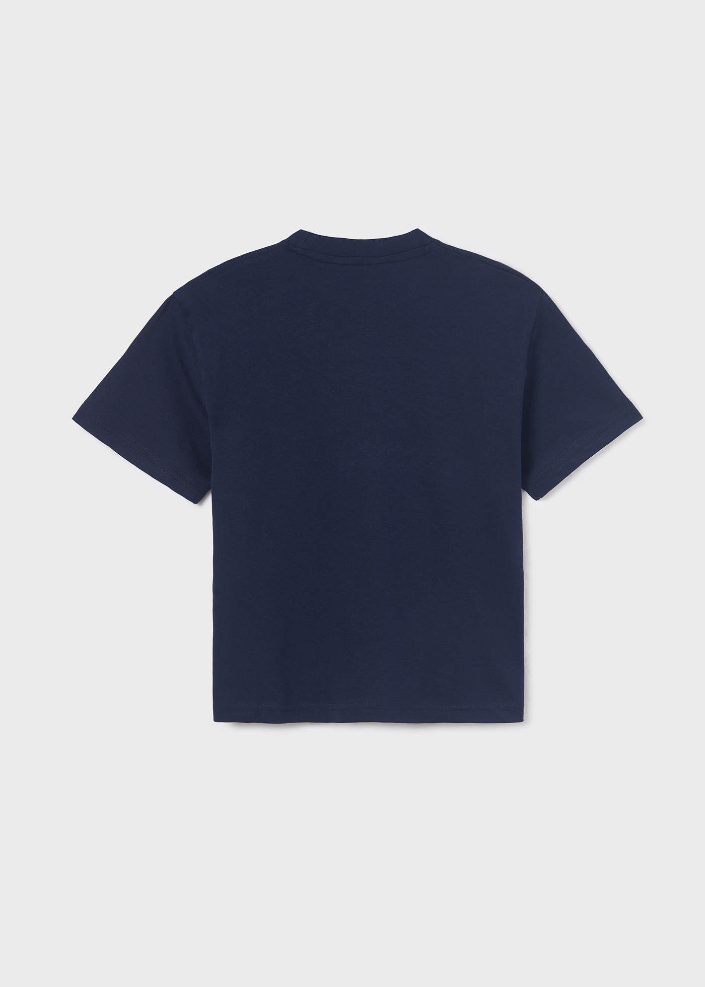 Camiseta infantil com estampa sustentável em algodão.