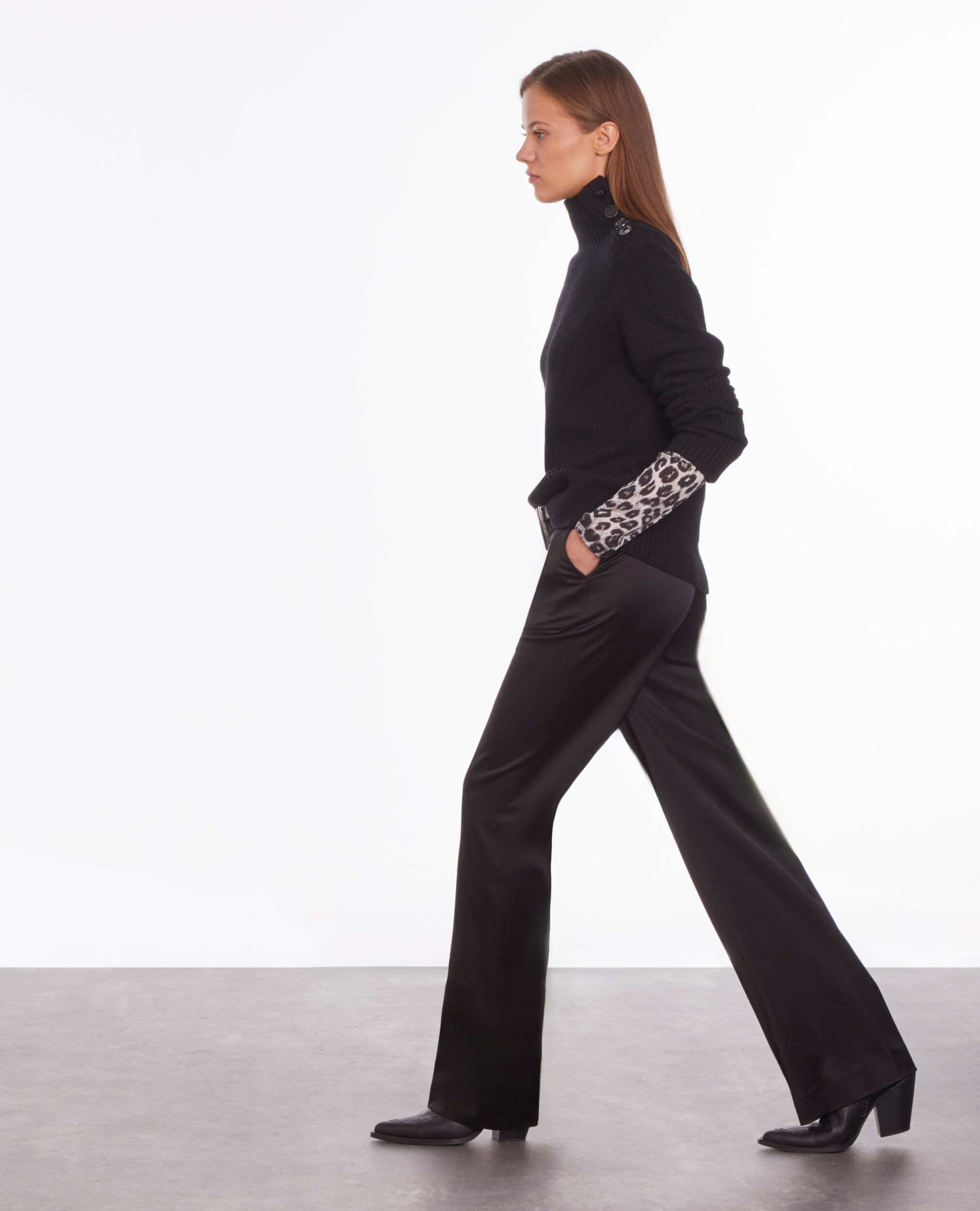 Pull noir en laine avec boutons bijoux