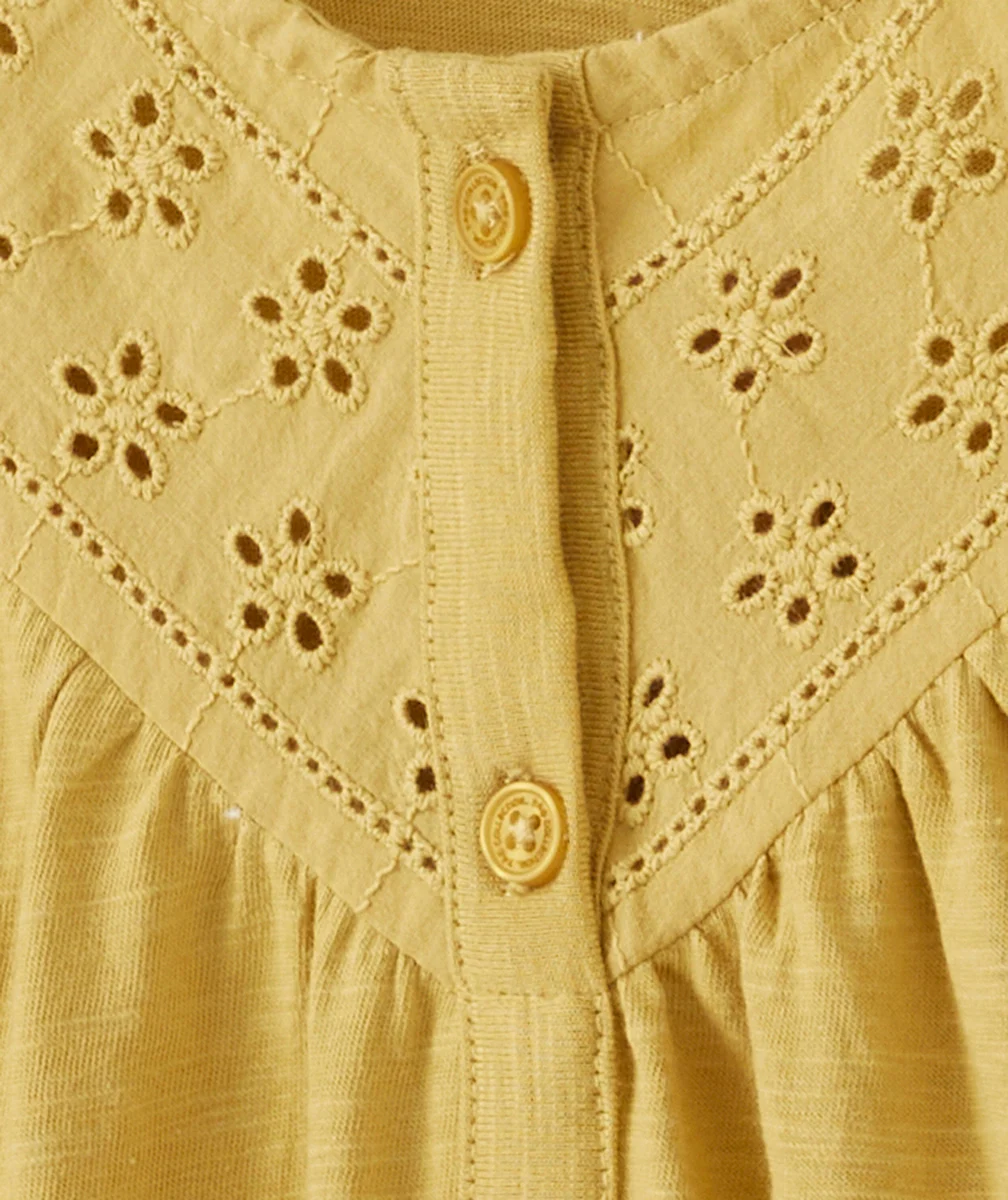 T-SHIRT FILLE EN COTON JAUNE AVEC FRONCES ET DÉTAILS AJOURÉS