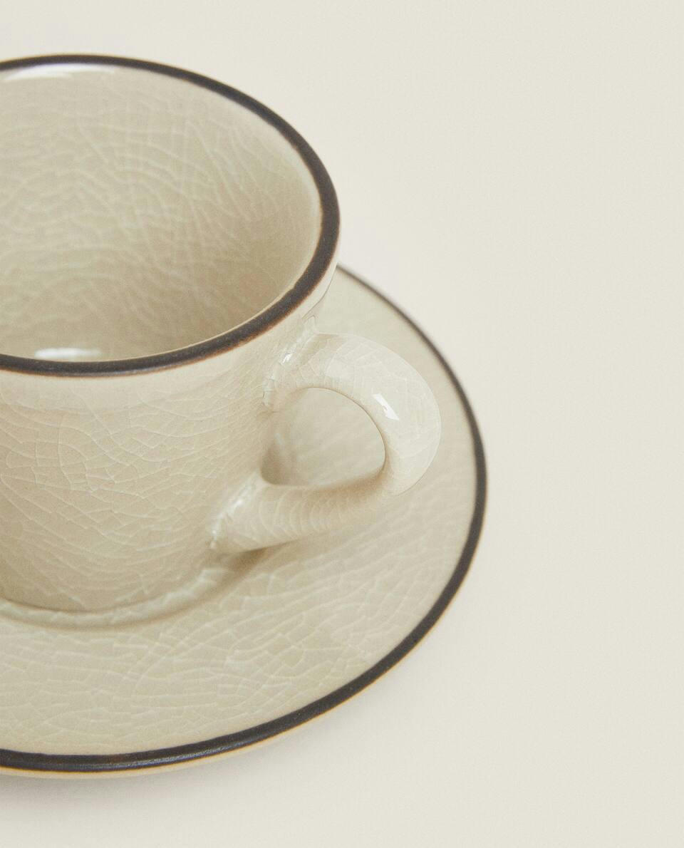 Xícara de café de grés com detalhe na borda