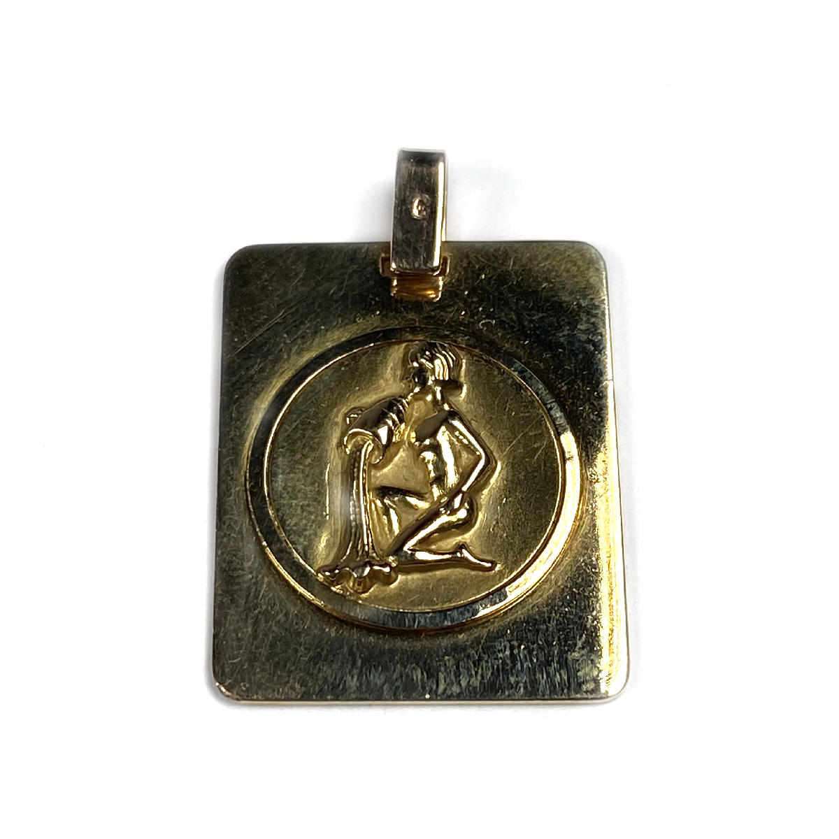 Pendentif d'occasion or jaune 750 signe du zodiaque verseau. 6.72 g.
