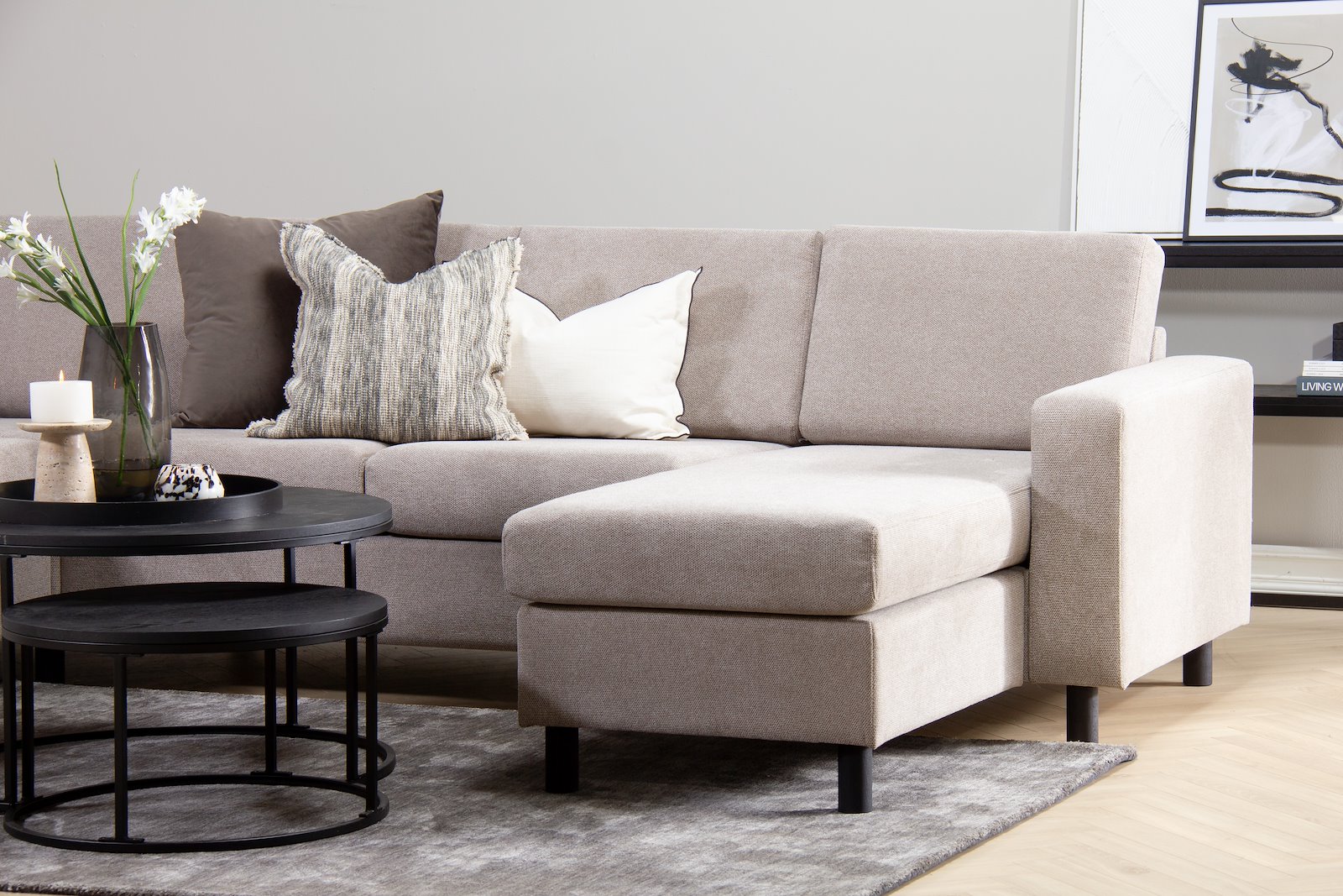 Square U-hjørnesofa Tekstil Enter 10 Liver med arm 4 og runde ben i eik natur 12 cm. Vendbar sjeselong