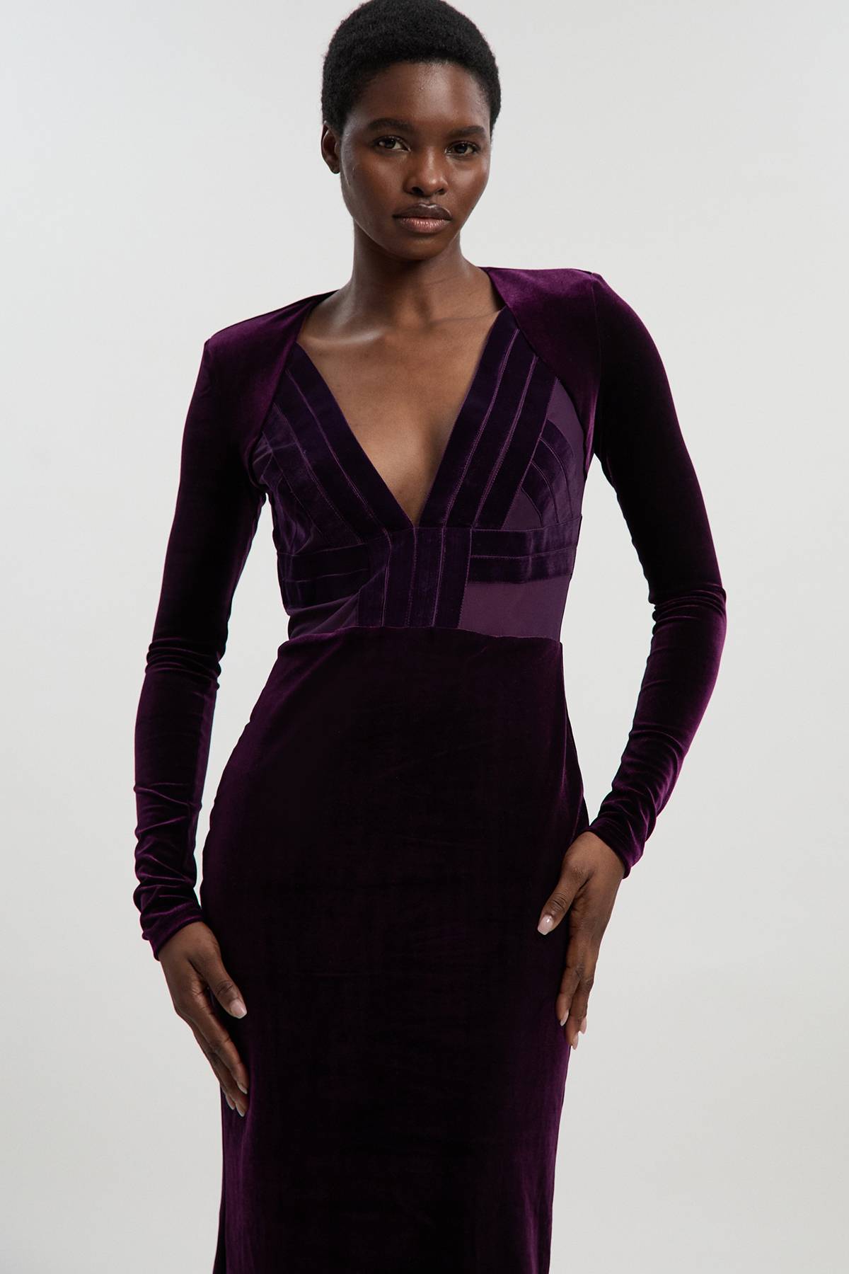 KarenMillen Robe Mi-Longue Petite en Velours Stretch avec Détails de Bandes, Décolleté Plongeant en Maille et Dos Échancré