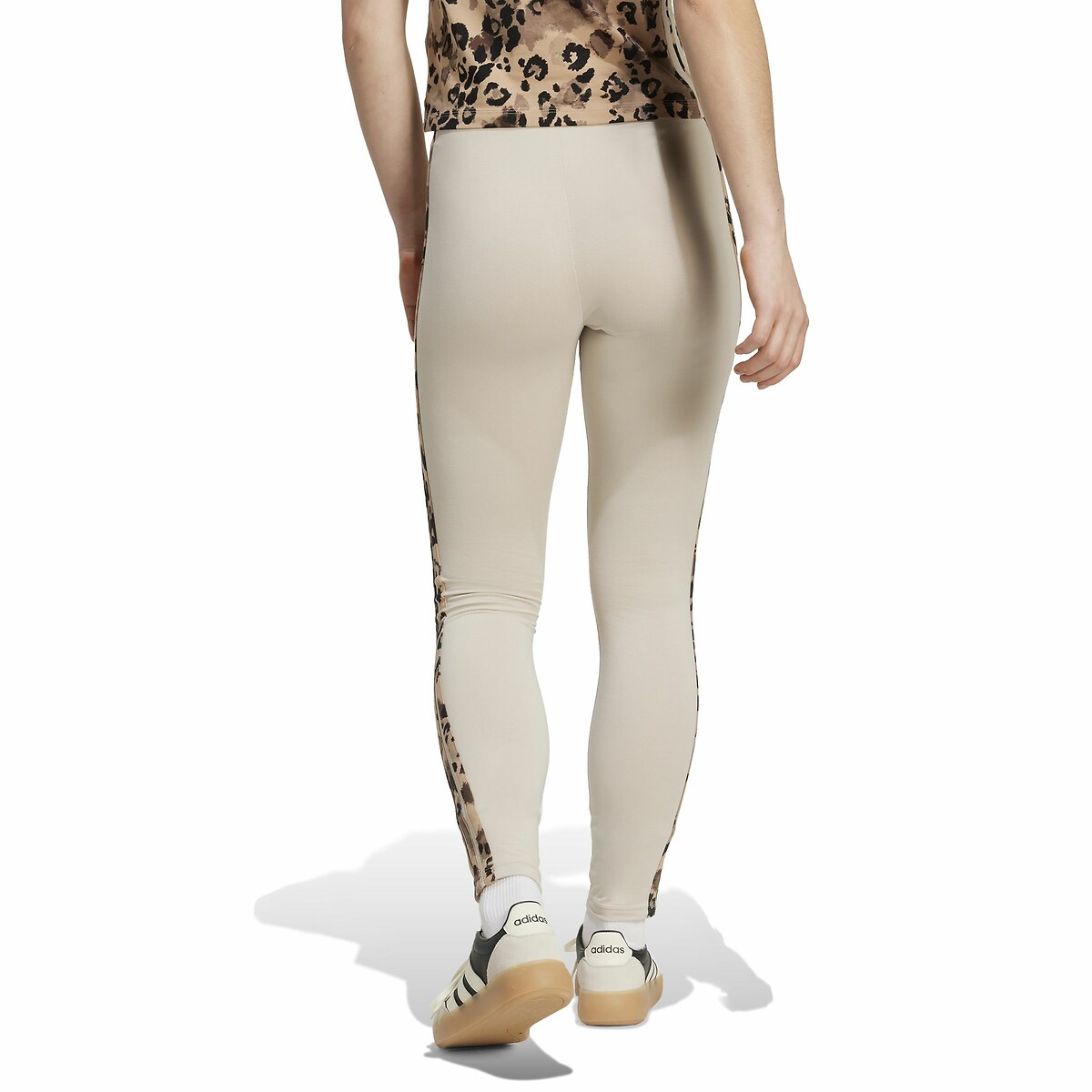 Calça legging ADIDAS SPORTSWEAR<br>Com estampa de leopardo e 3 listras