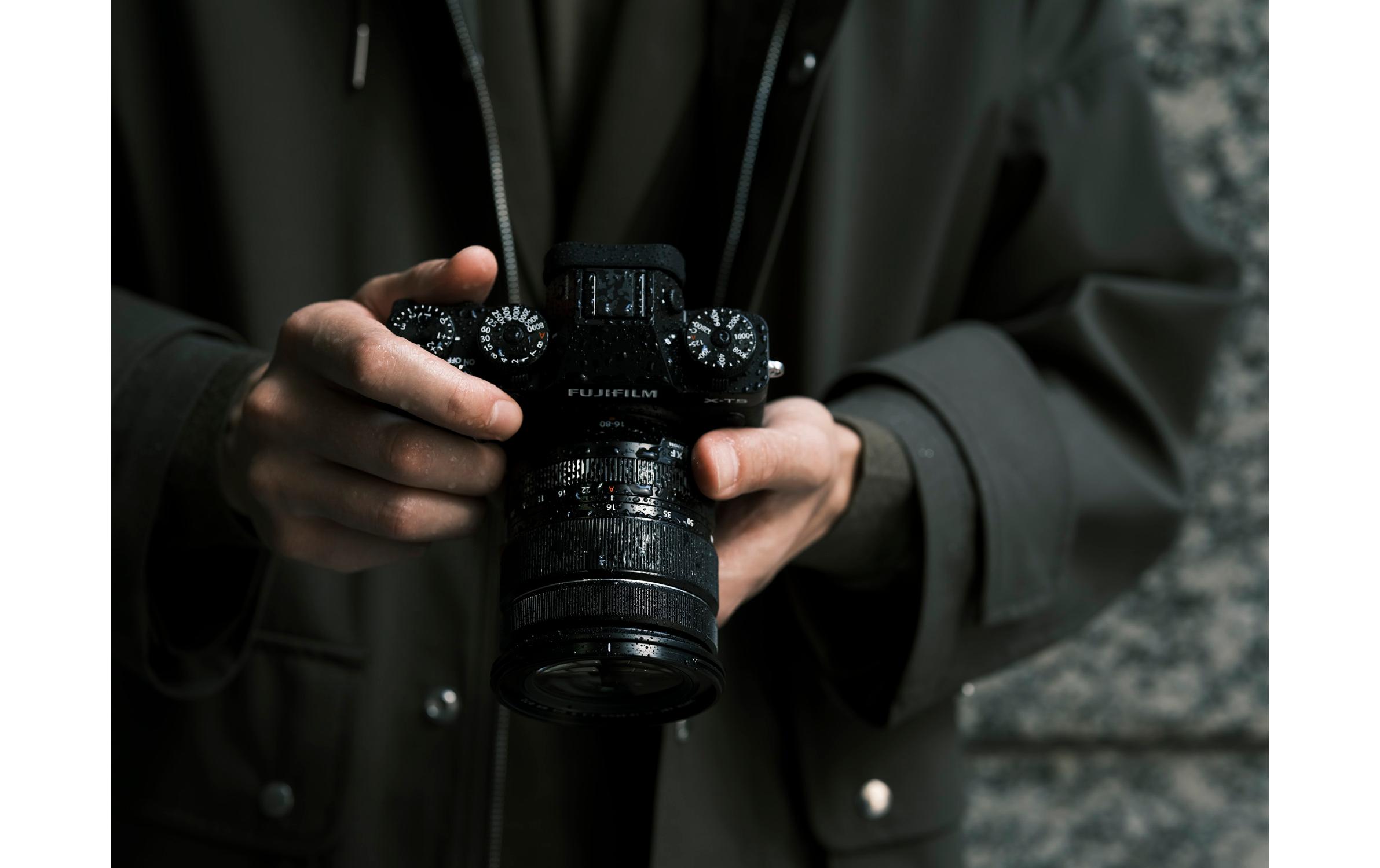 Fotokamera X-T5 Kit XF 16-80 mm Schwarz<br>Spiegellose Systemkamera mit 40.2 Megapixel-Sensor und integriertem Fünf-Achsen-Bildstabilisator