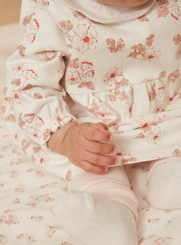 Robe écrue, legging rose pâle et chaussettes