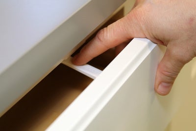 Safe & Care SureCatch Selvklebende Lås til Nederste Skuff, Hvit