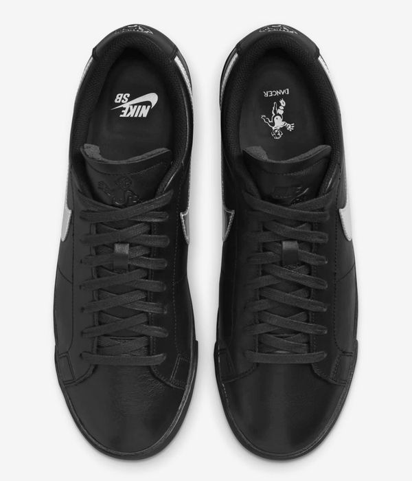 Nike SB x Dancer Blazer Low Schuh (black metallic silver)