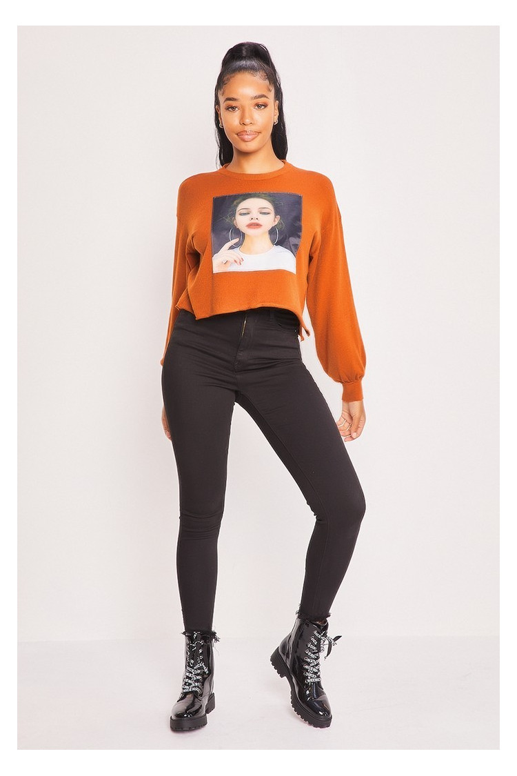 Pull marron tête de femme