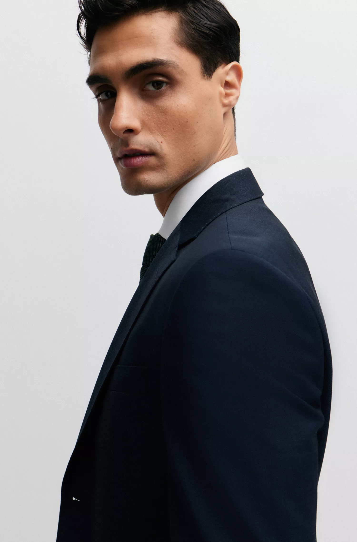 Terno BOSS preto, corte regular, em tecido elástico com microestampa.