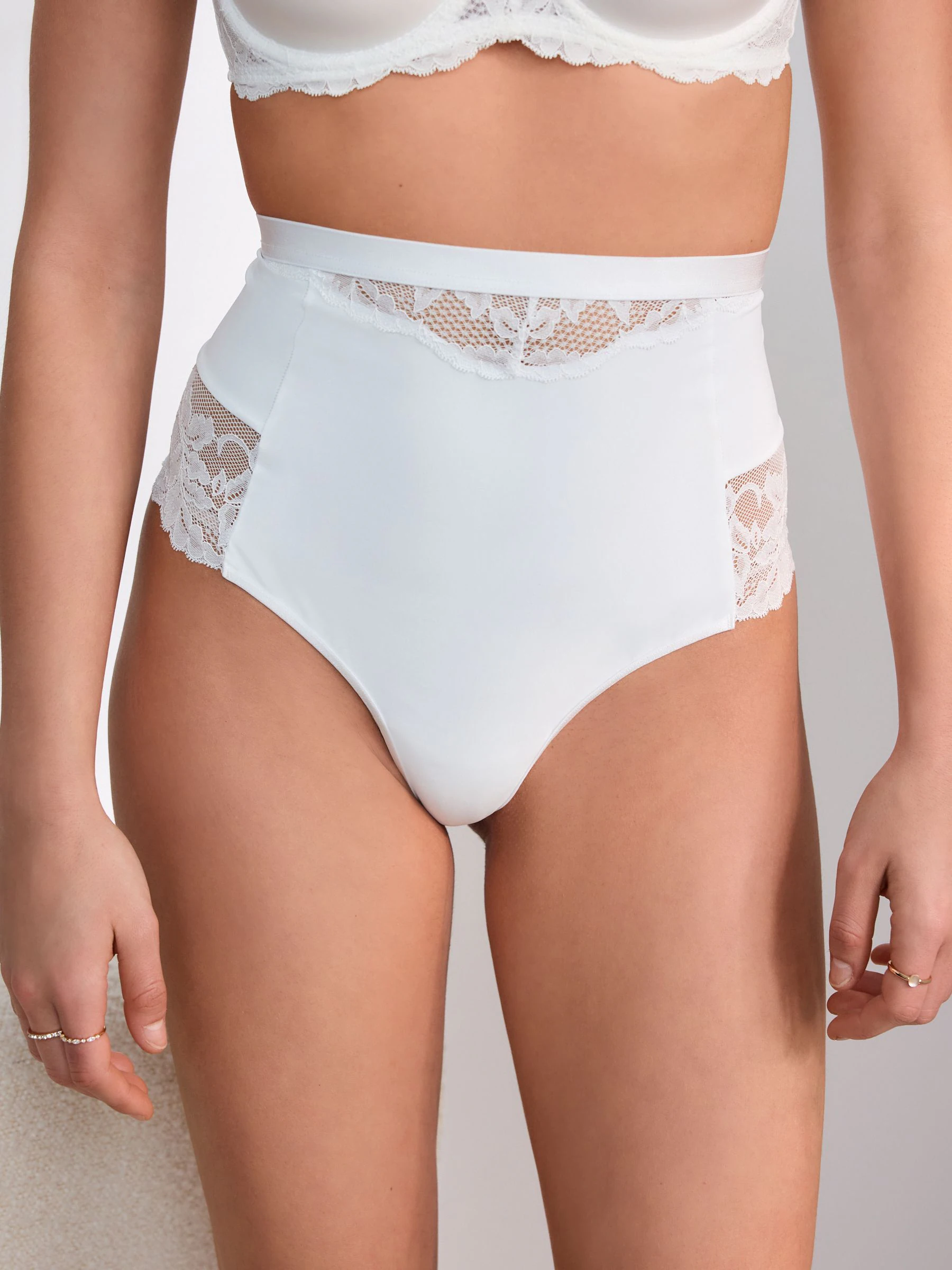 Wit/huidskleur - 2 Strings met licht buikcorrigerende hoge taille
