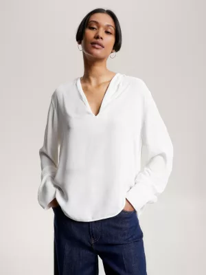 Blusa crepe com decote em V e modelagem solta.