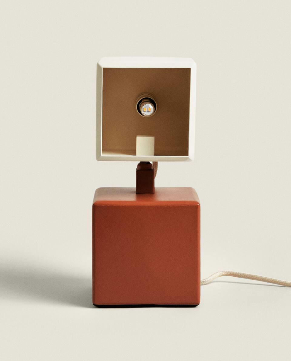LUMINÁRIA INFANTIL EM FORMATO DE CUBO DE METAL