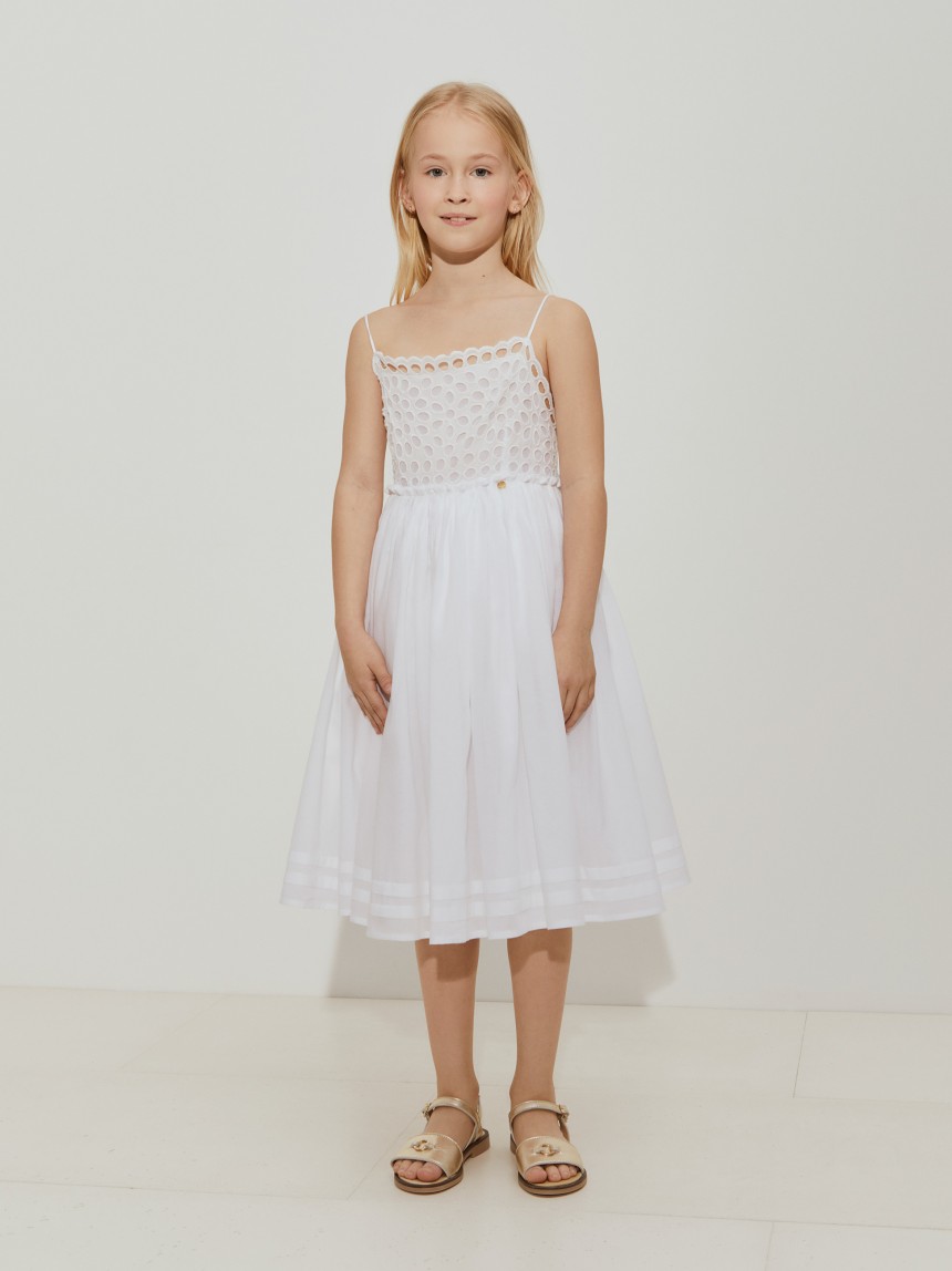 Vestido de alças bordado com saia godé