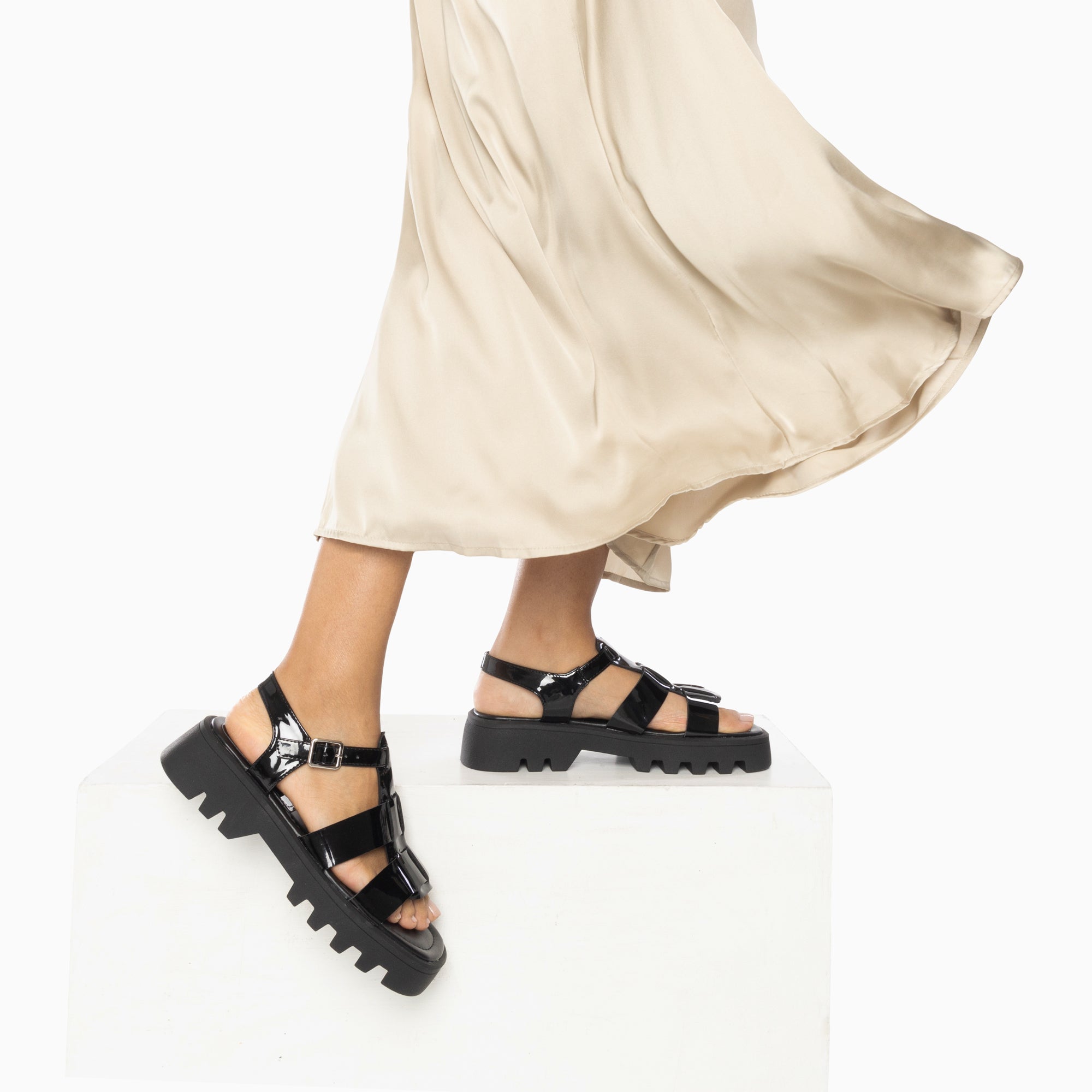 Sandales plates-Sandales Edmée noir verni à plateforme crantée