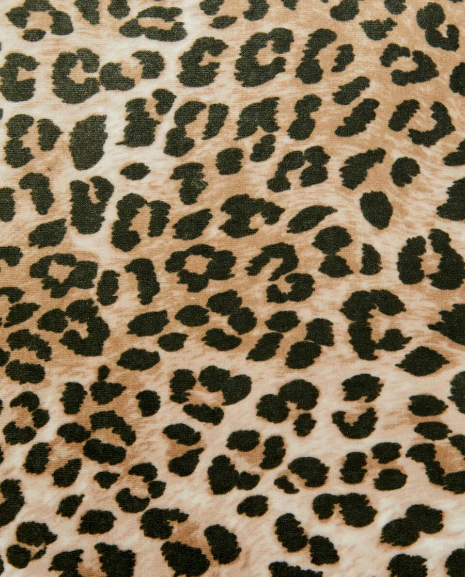 CAPA DE ALMOFADA EM VELUDO COM ESTAMPA DE LEOPARDO