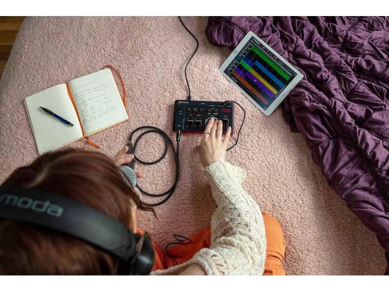 Roland Synthesizer AIRA E-4 Voice Tweaker Synthesizer mit fortschrittlichen Gesangseffekten