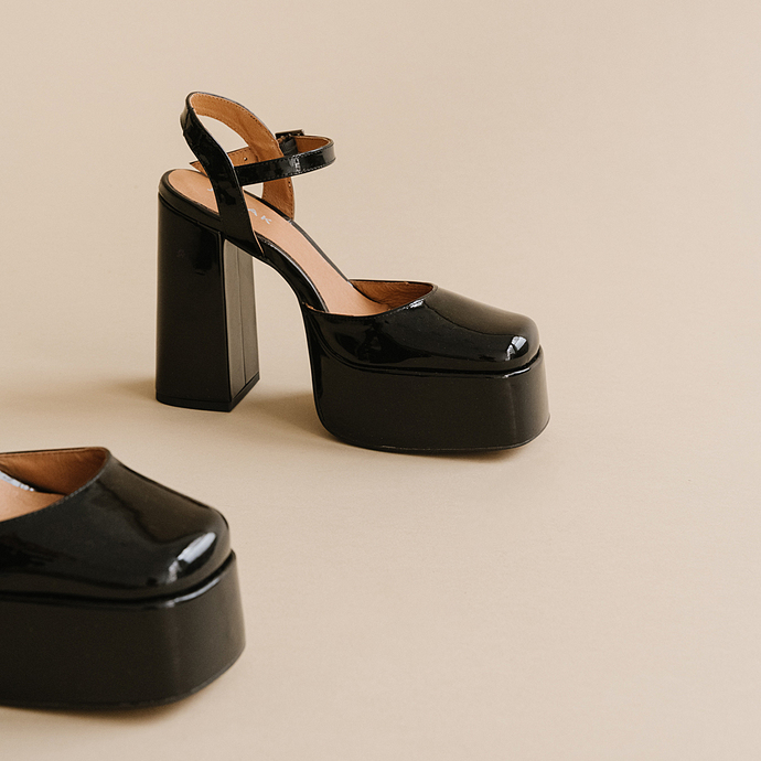 Babies à plateformes et brides  en vernis noir