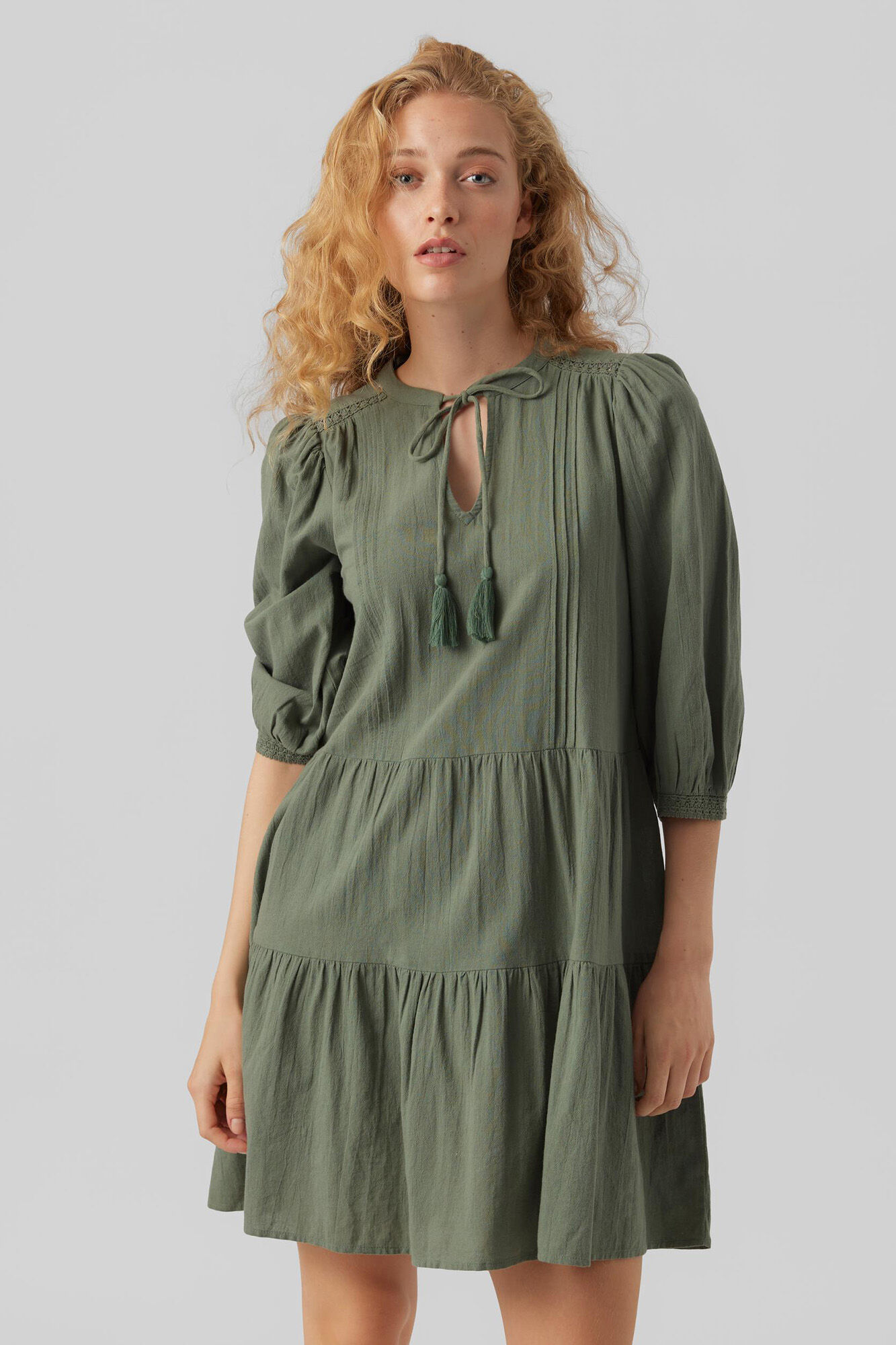 Vestido com mangas bufantes e fechamento com cordão no pescoço - Verde