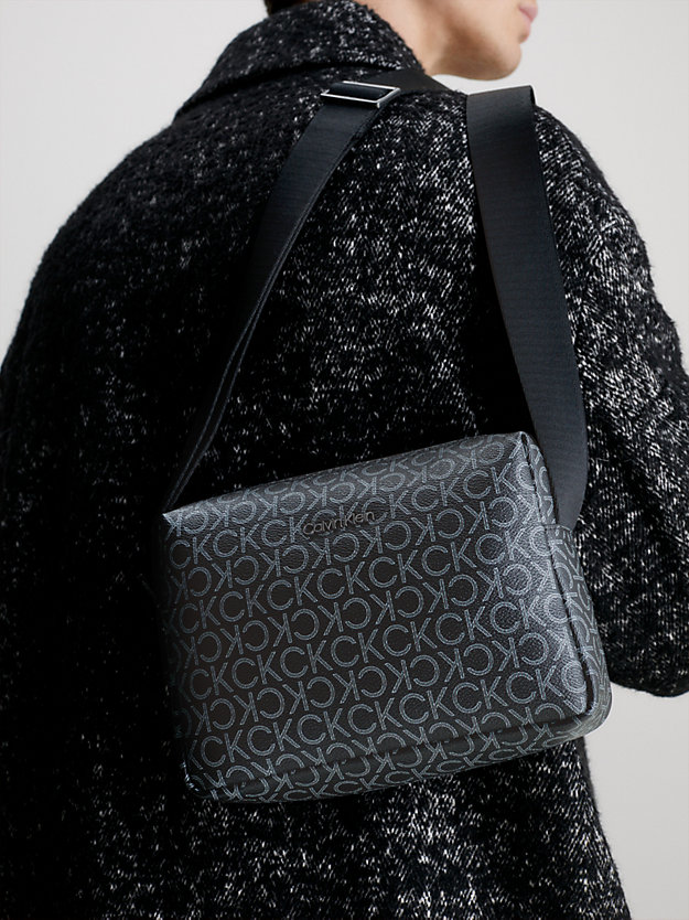 Bolsa de ombro em couro sintético com logotipo.