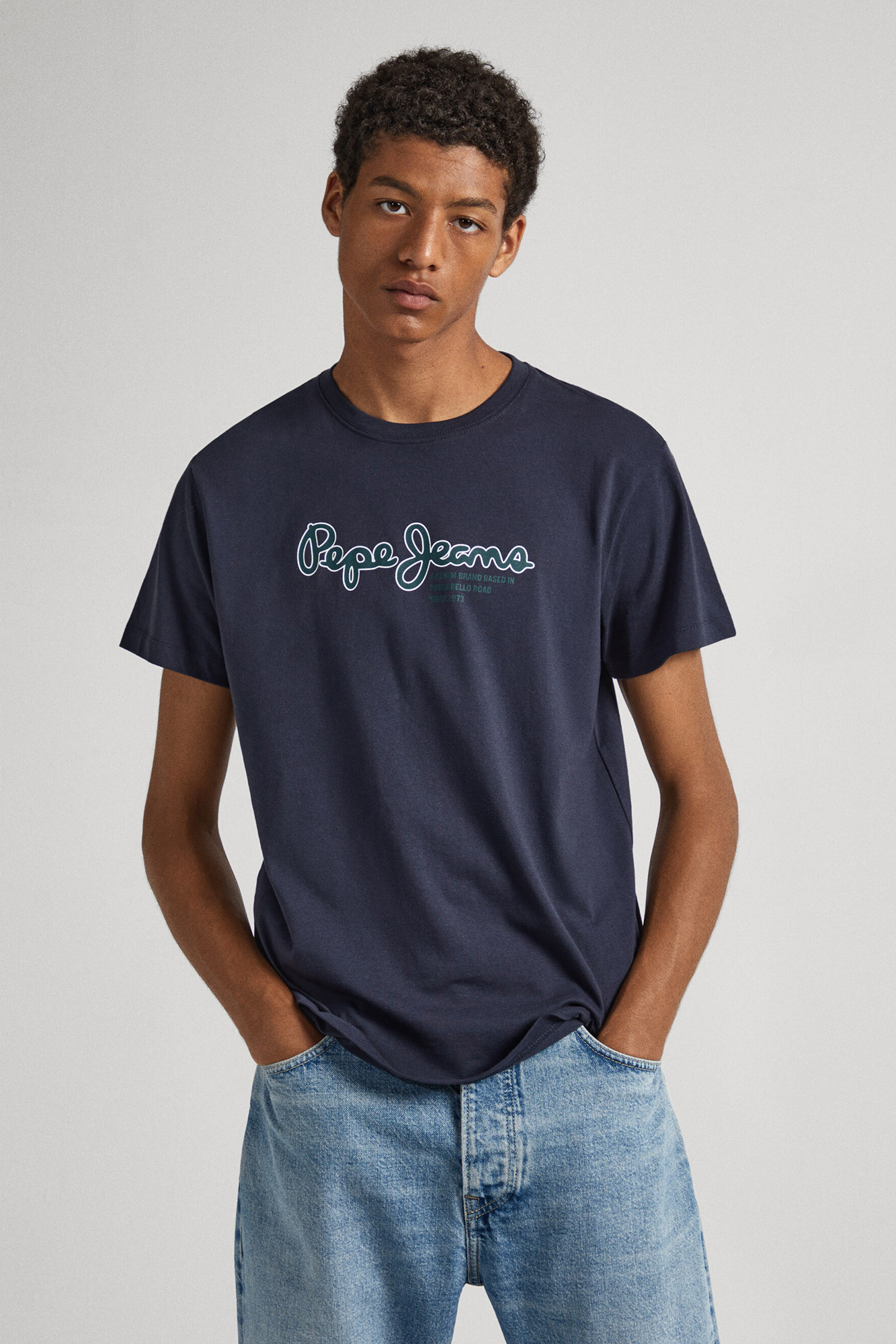 estampa de logotipo em camiseta