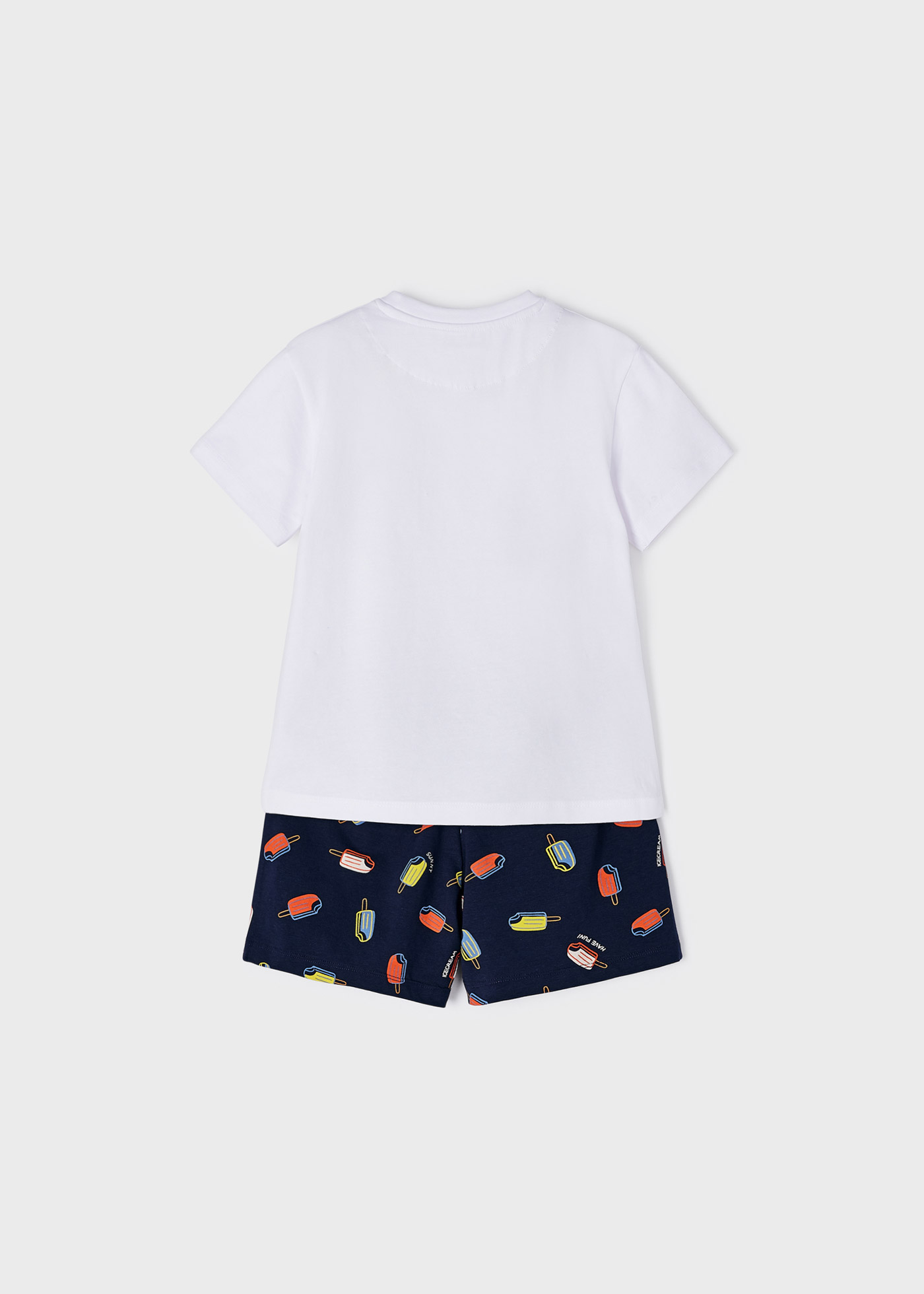 Conjunto de duas peças para meninos, confeccionado em algodão sustentável.