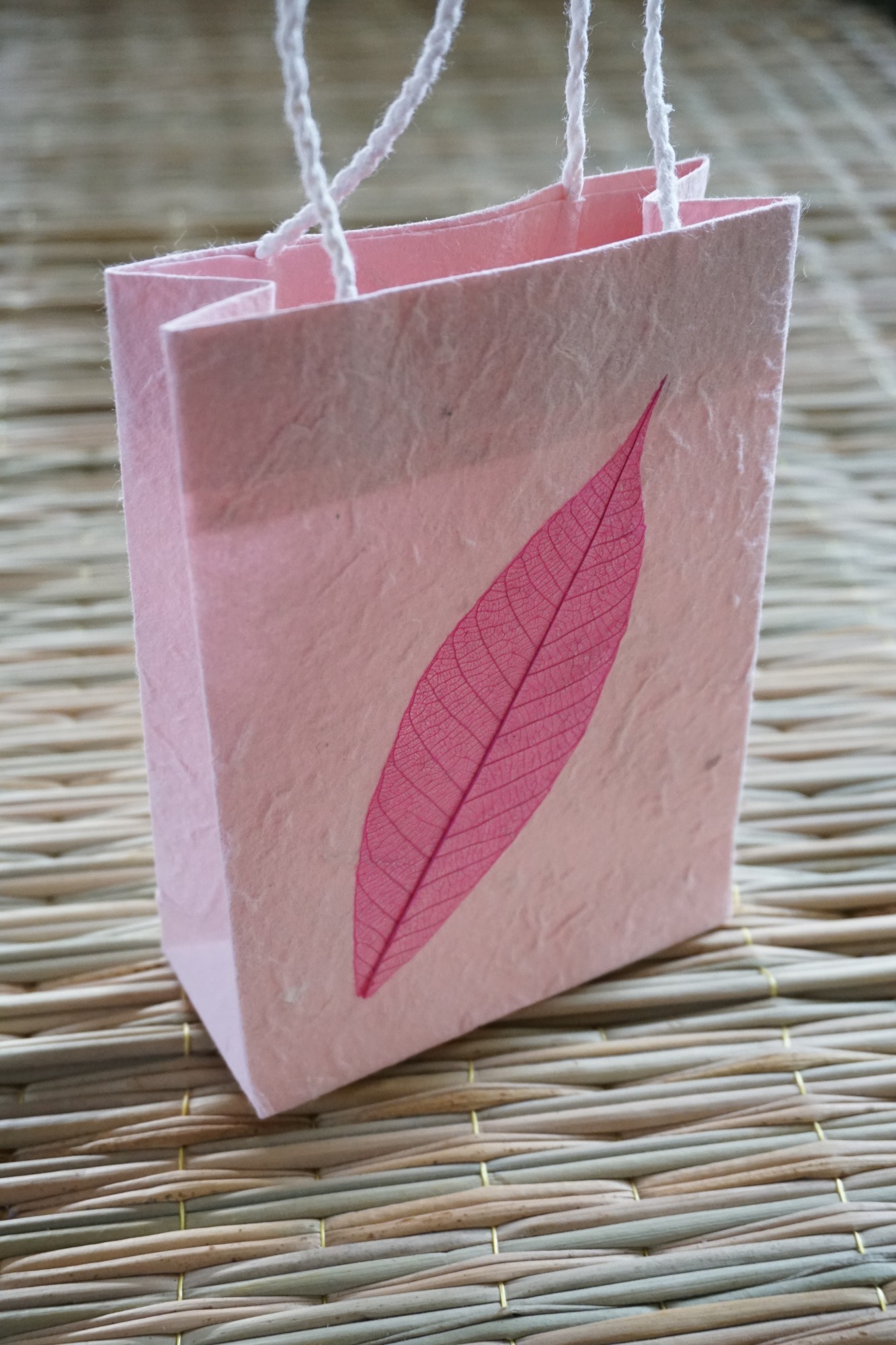 Tasche aus handgeschöpftem Papier, rosa, H 16 cm, B 11,5 cm, L 5 cm günstig bestellen
